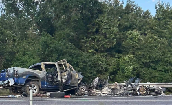 El auto donde viajaba la familia Cerda quedó destrozado. | Fuente: Facebook/Trinity County Media.