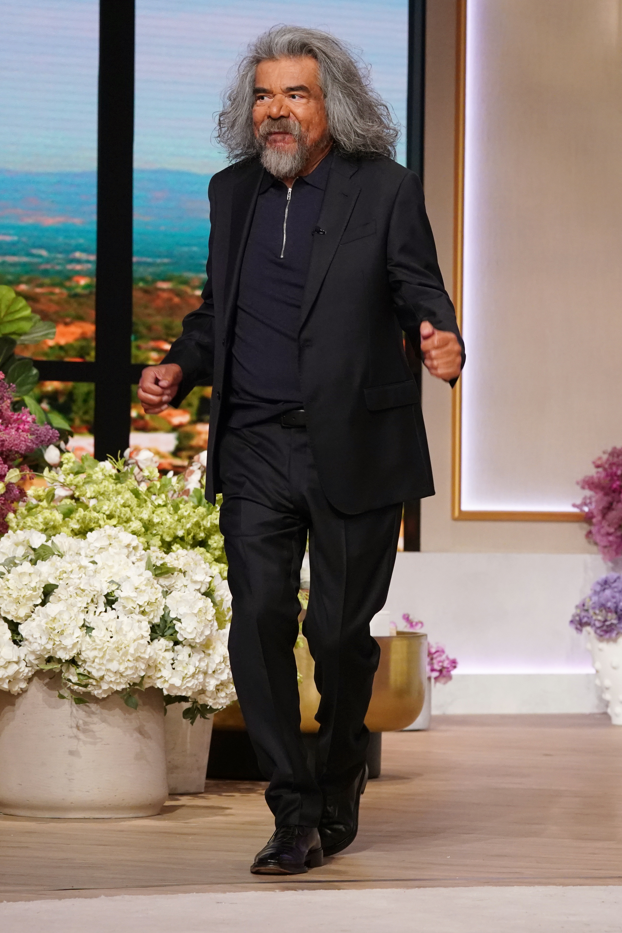 George Lopez durante un episodio de la temporada 3 de "The Jennifer Hudson Show" en Burbank, California, el 13 de febrero de 2025. | Fuente: Getty Images