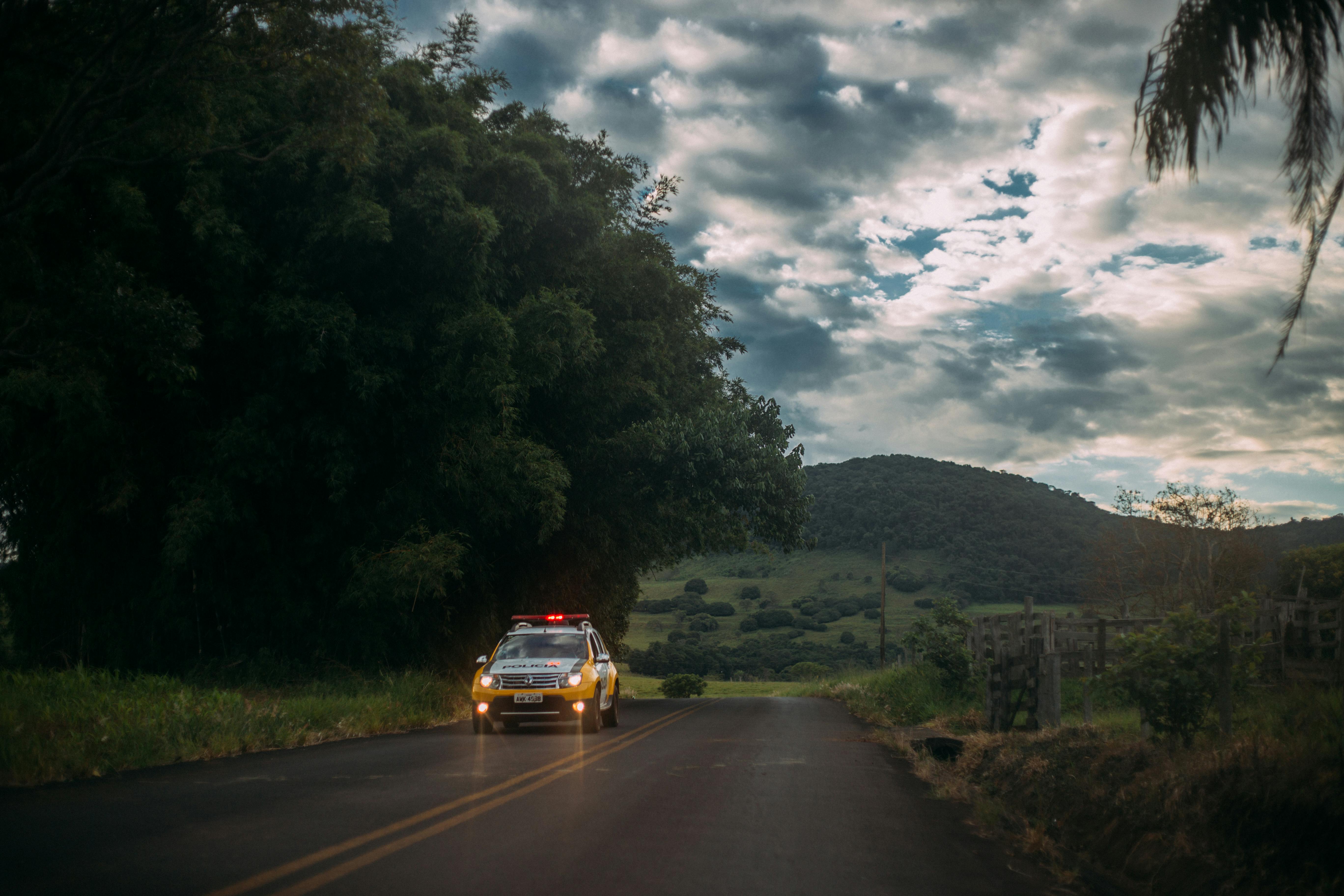 Automóvil de policía en la carretera | Fuente: Pexels