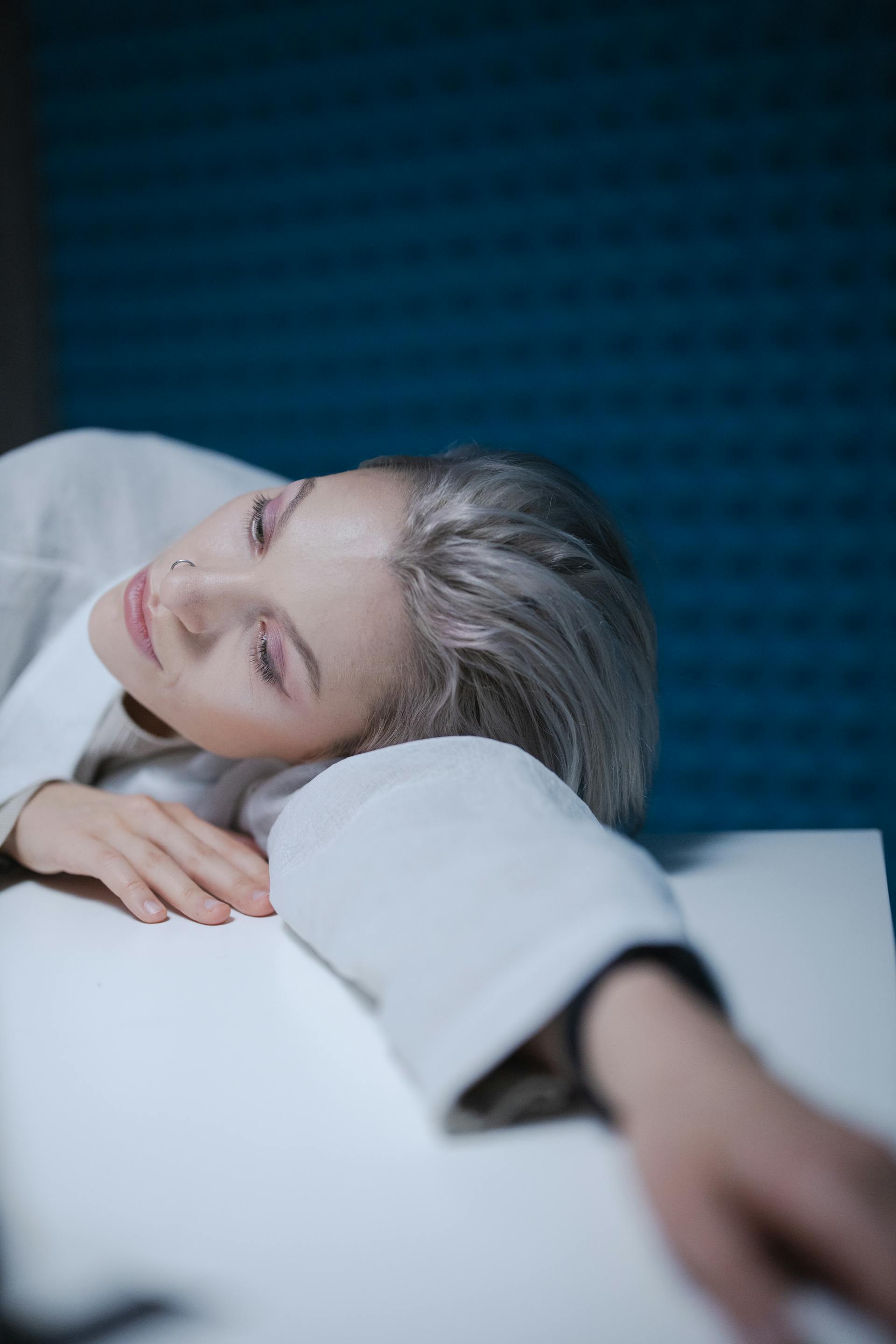 Una donna triste appoggiata a un tavolo | Fonte: Pexels