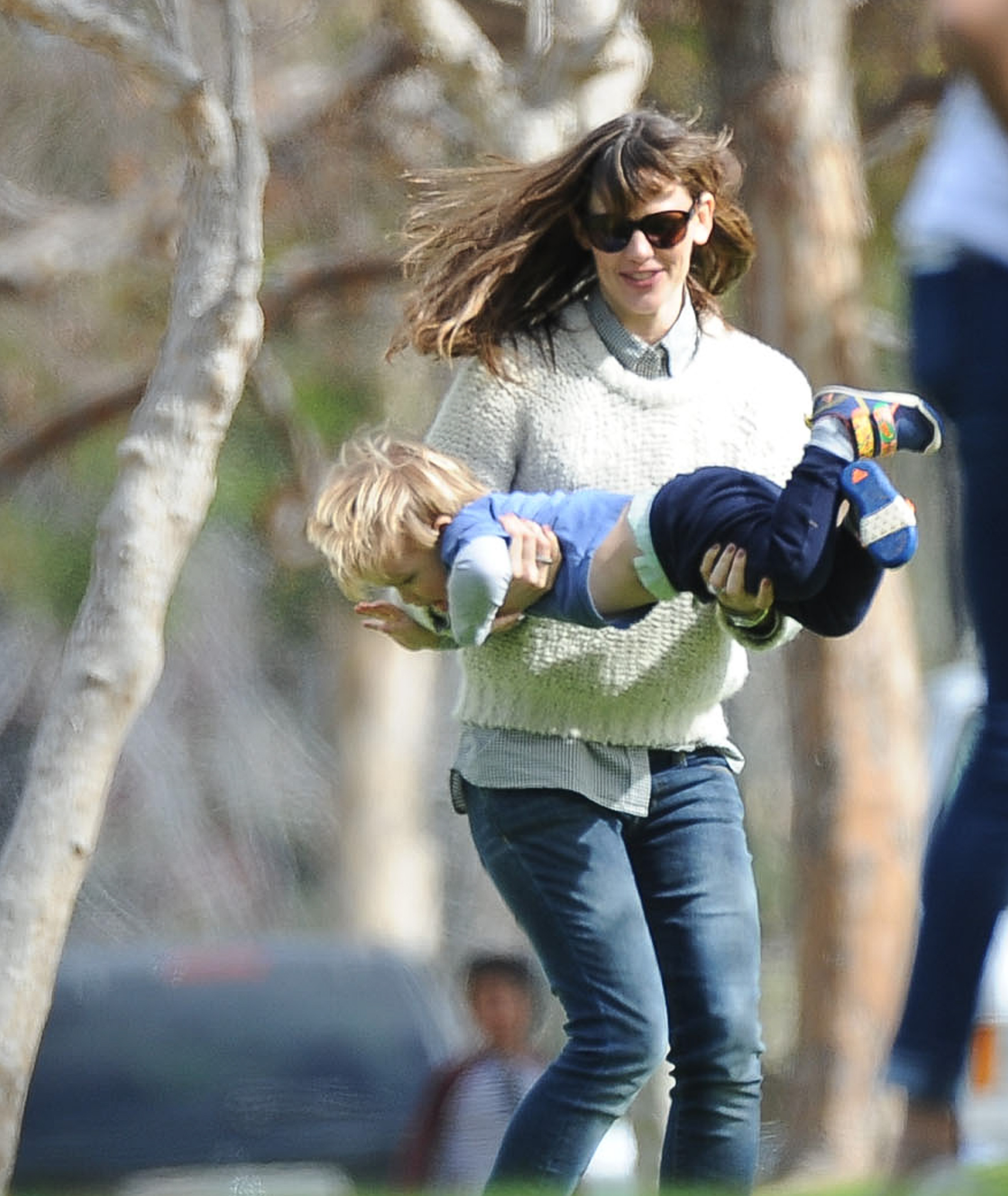 Jennifer Garner sonríe mientras columpia juguetonamente a Samuel Garner Affleck en un parque de Los Ángeles, California, el 8 de febrero de 2014 | Fuente: Getty Images