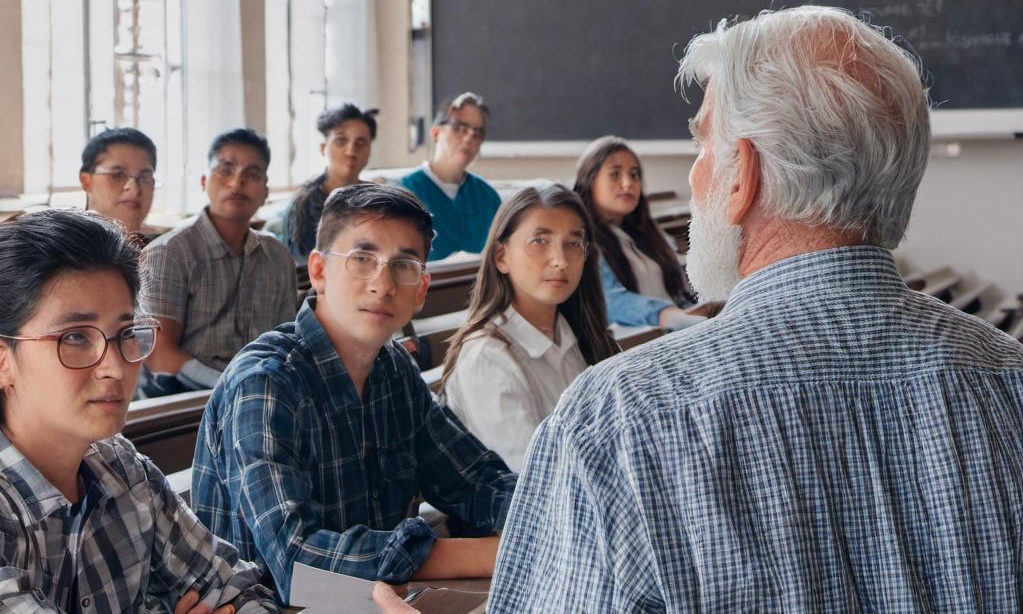 John sigue adelante con estos estudios, haciendo una presentación en clase | Fuente: Midjourney