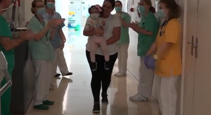 Enfermeras del Hospital Universitario Gregorio Marañon de el alta a Chloe entre aplausos en Madrid | Foto: YouTube/Europa Press