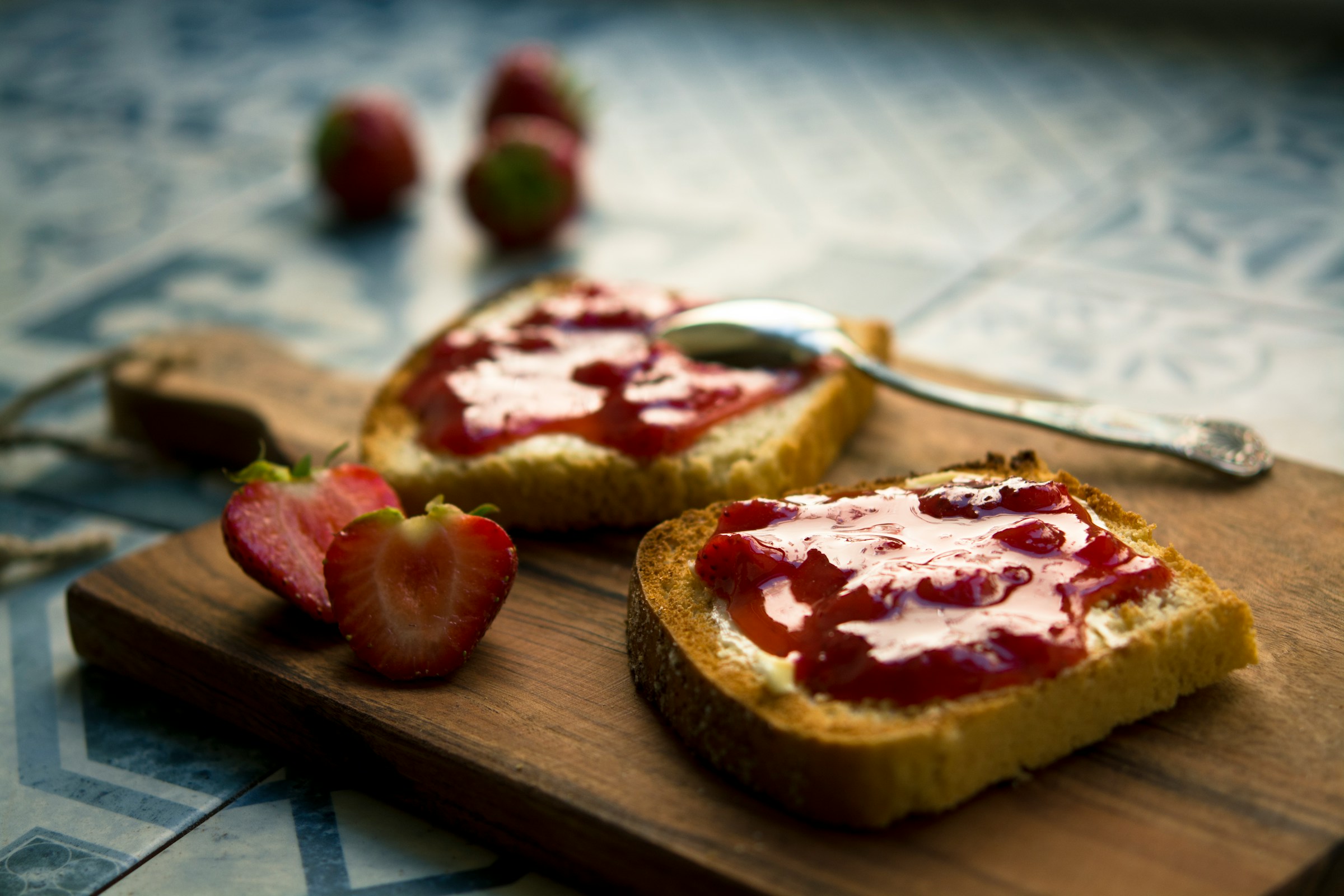 Tostadas y mermelada sobre una tabla | Fuente: Unsplash