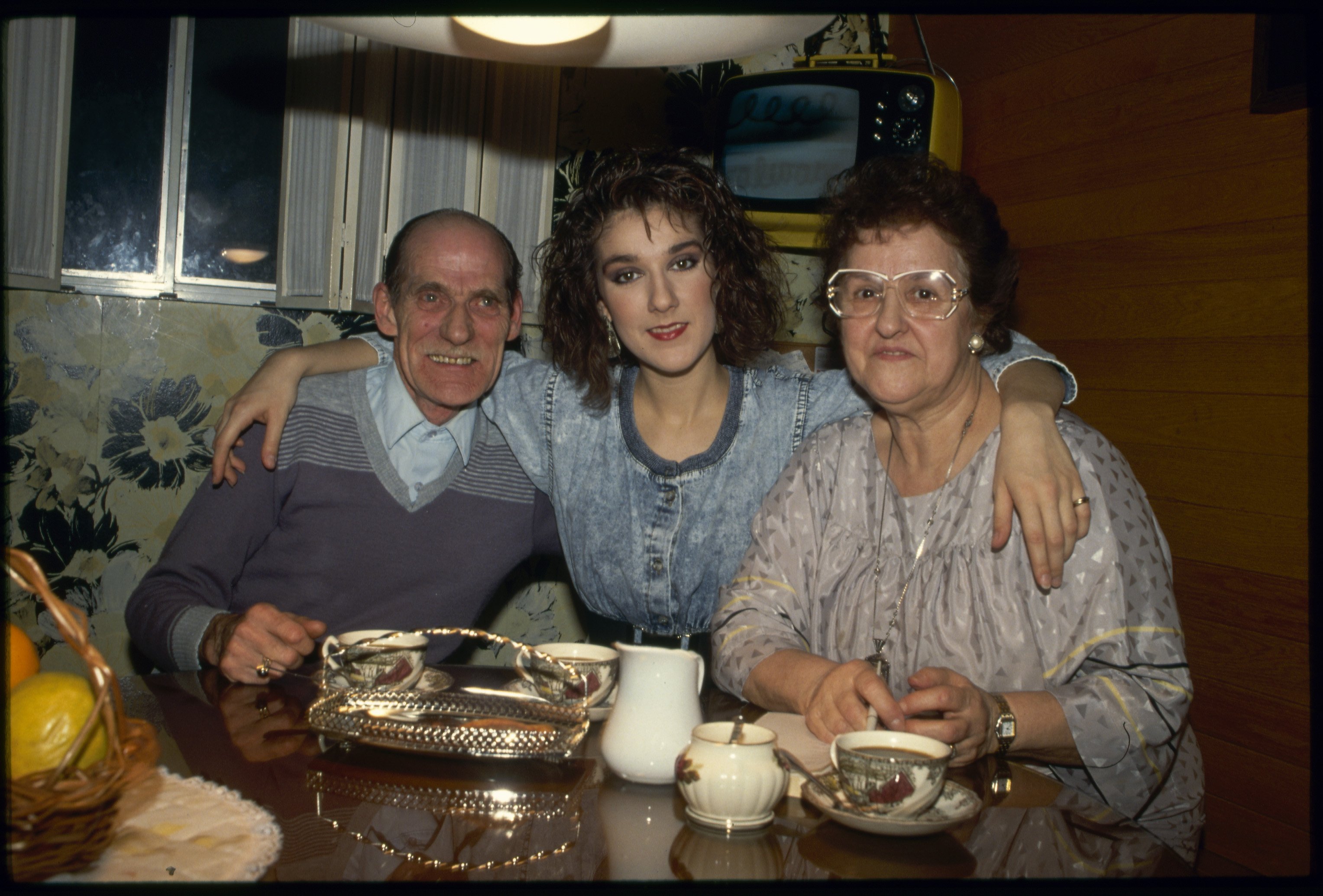 Celine Dion con sus padres Adhémar y Thérèse fotografiada en 1988. | Foto: Getty Images 