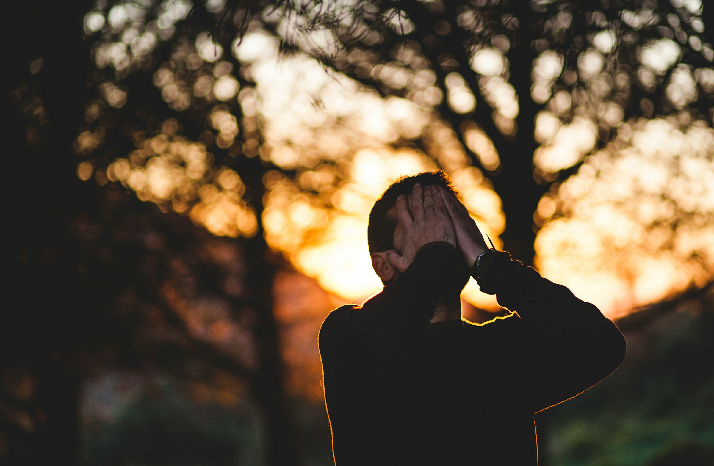 Un uomo sconvolto che si copre il viso con le mani | Fonte: Unsplash