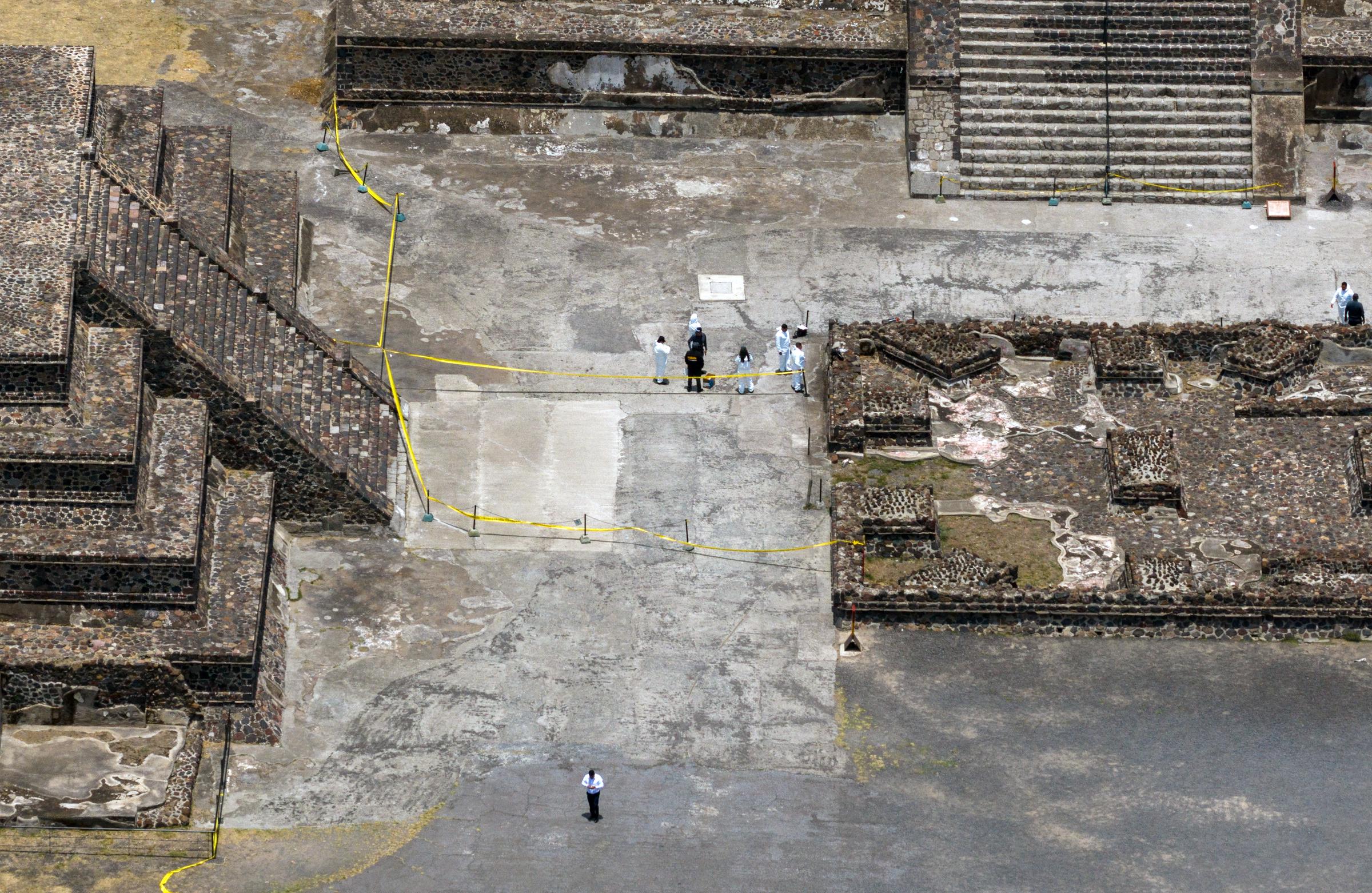 Esta vista aérea muestra a expertos forenses y personal de la fiscalía trabajando en la zona arqueológica de Teotihuacán tras un tiroteo ocurrido en Teotihuacán, Estado de México, el 21 de abril de 2026. | Fuente: Getty Images.