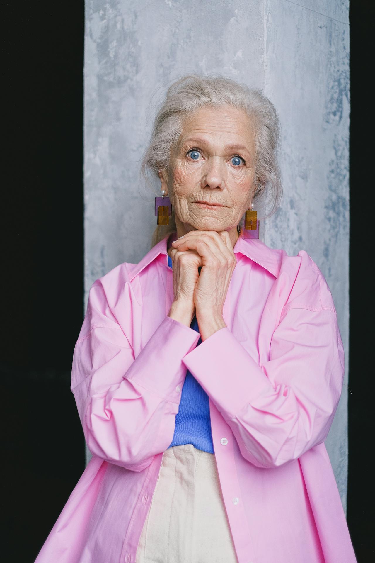Una anciana aturdida | Fuente: Pexels