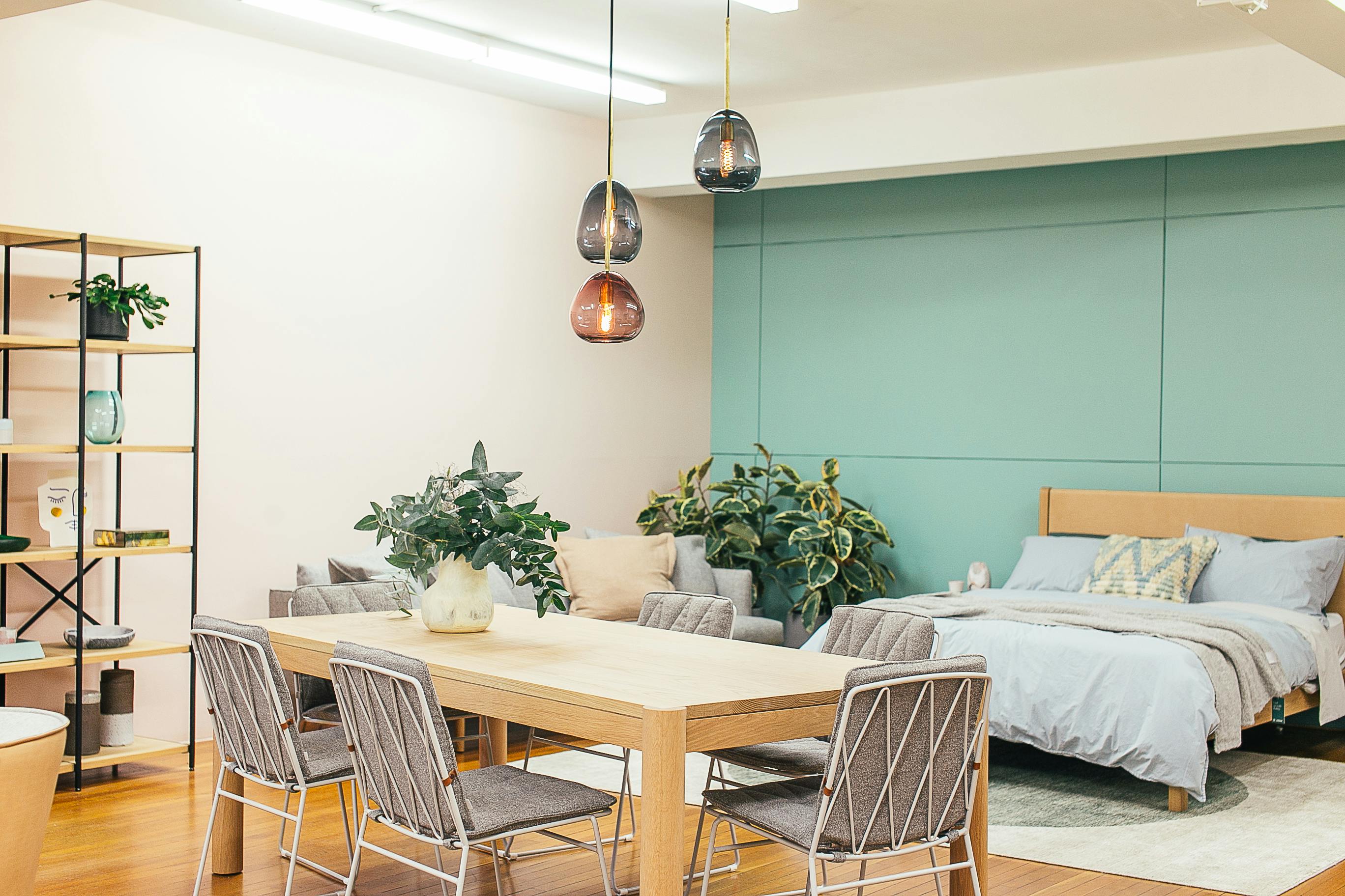 Habitación con mesa y sillas y con cama | Fuente: Pexels