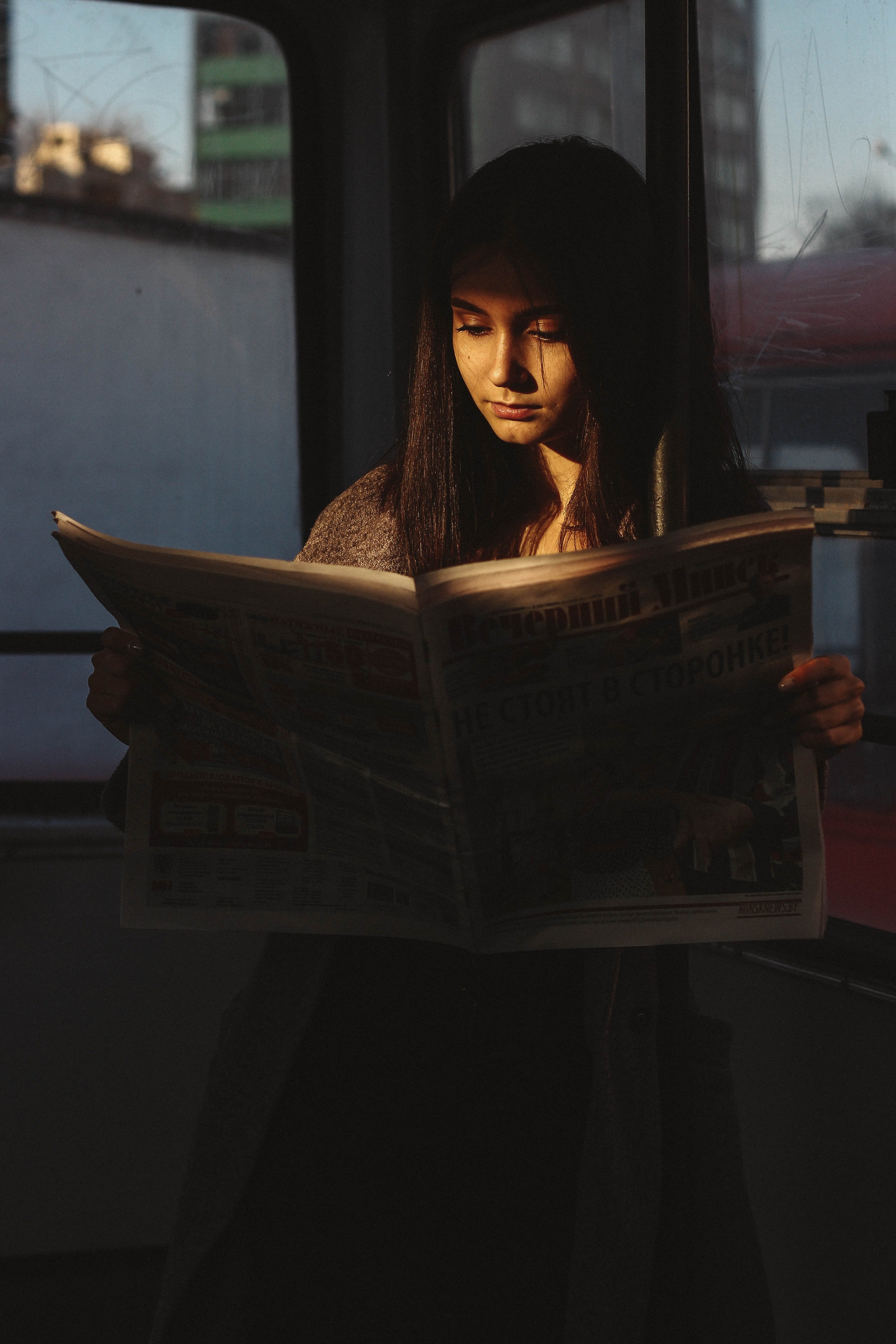 Joven leyendo el periódico. | Foto: Pexels