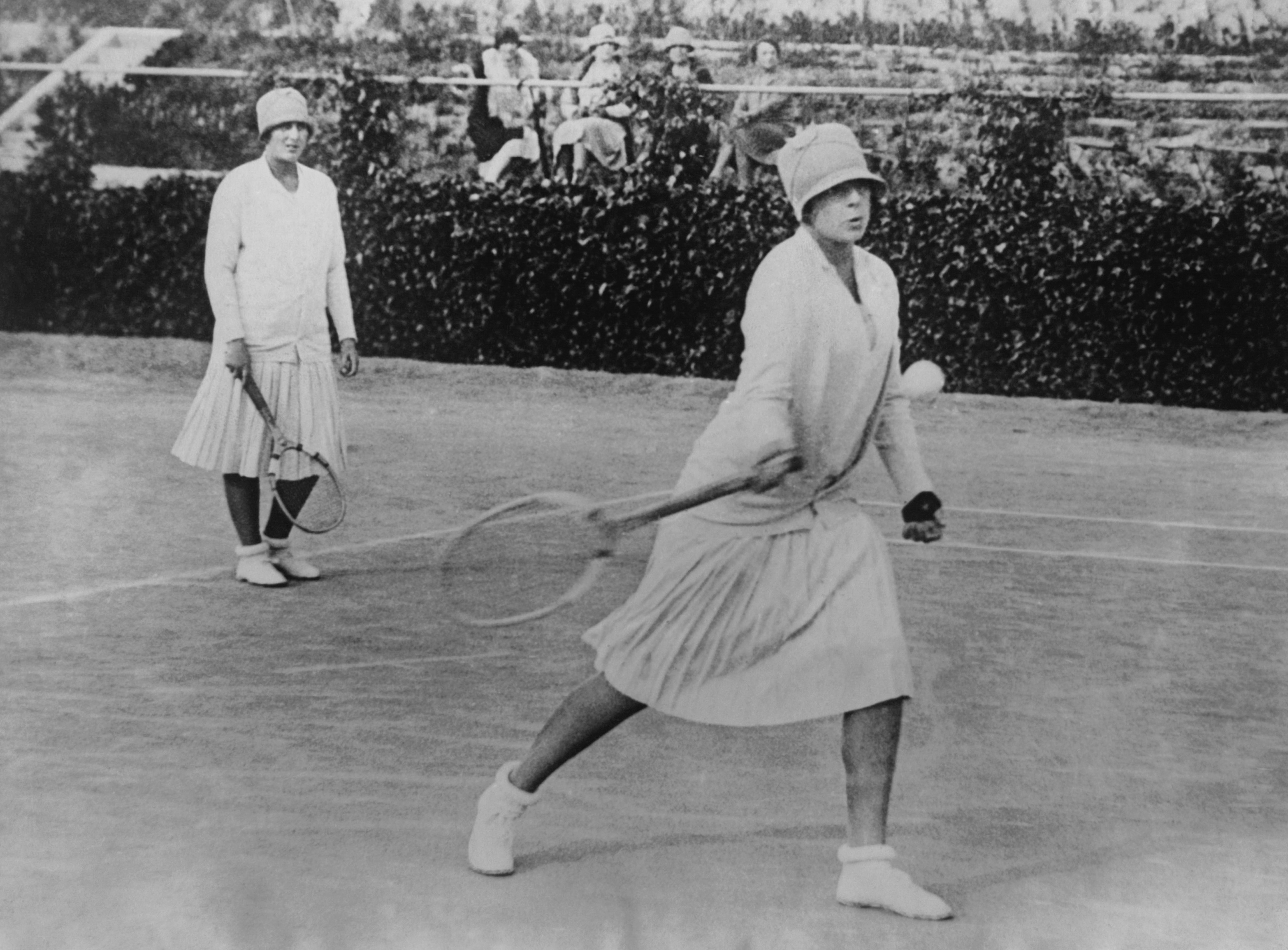 Las infantas Cristina y Beatriz en los Torneos de Tenis, alrededor del año 1920, en Madrid, España. | Foto: Getty Images