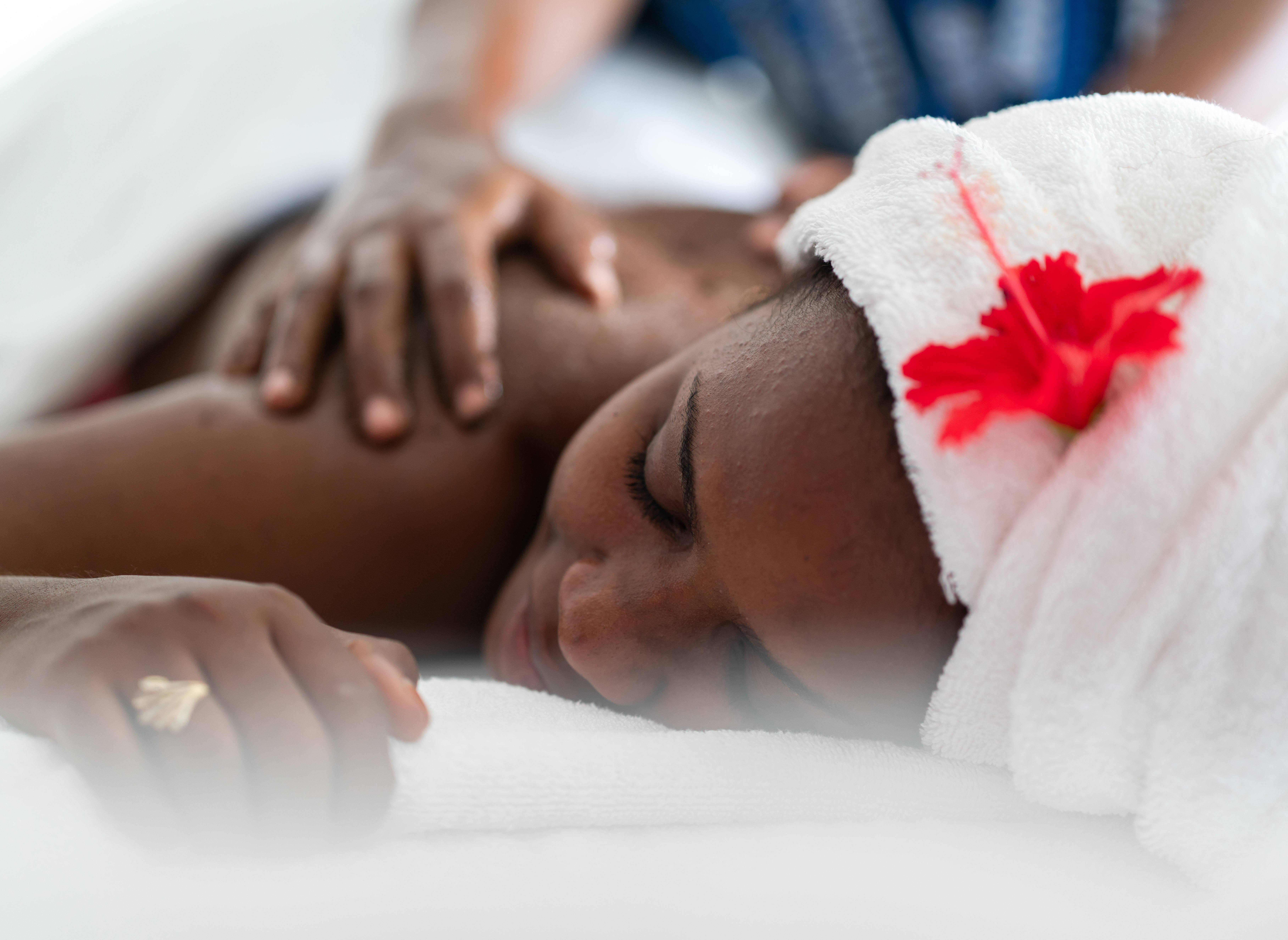 Chica africana recibiendo un masaje | Foto: Getty Images