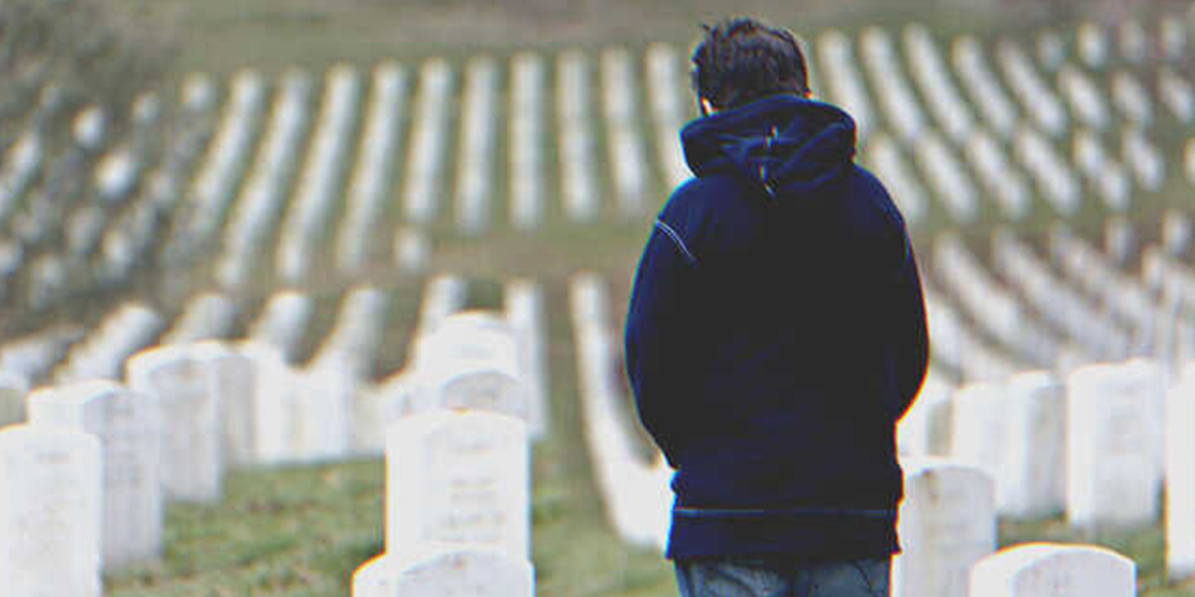 Un hombre en un cementerio | Foto: Getty Images