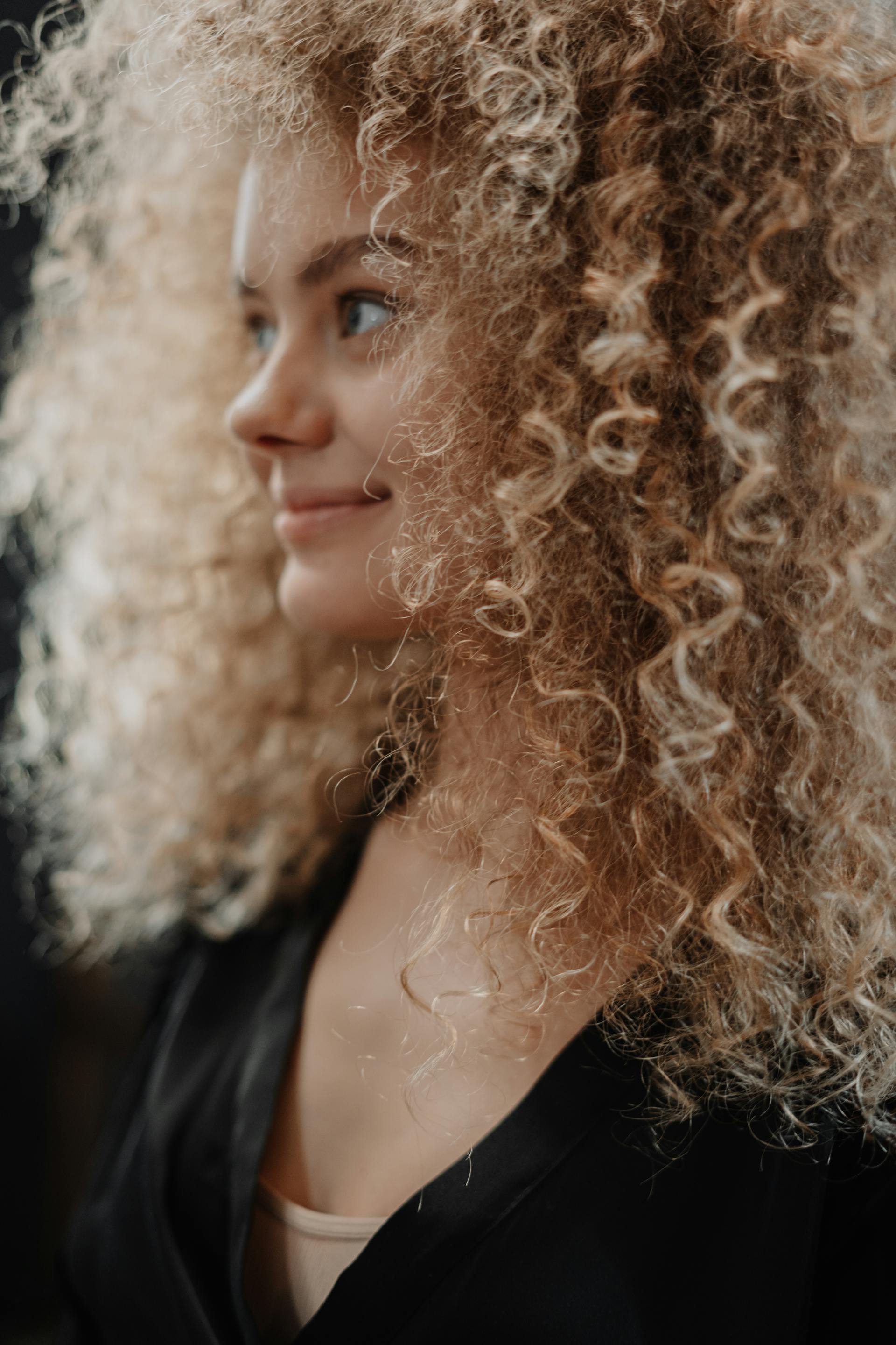 Una mujer sonriente | Fuente: Pexels
