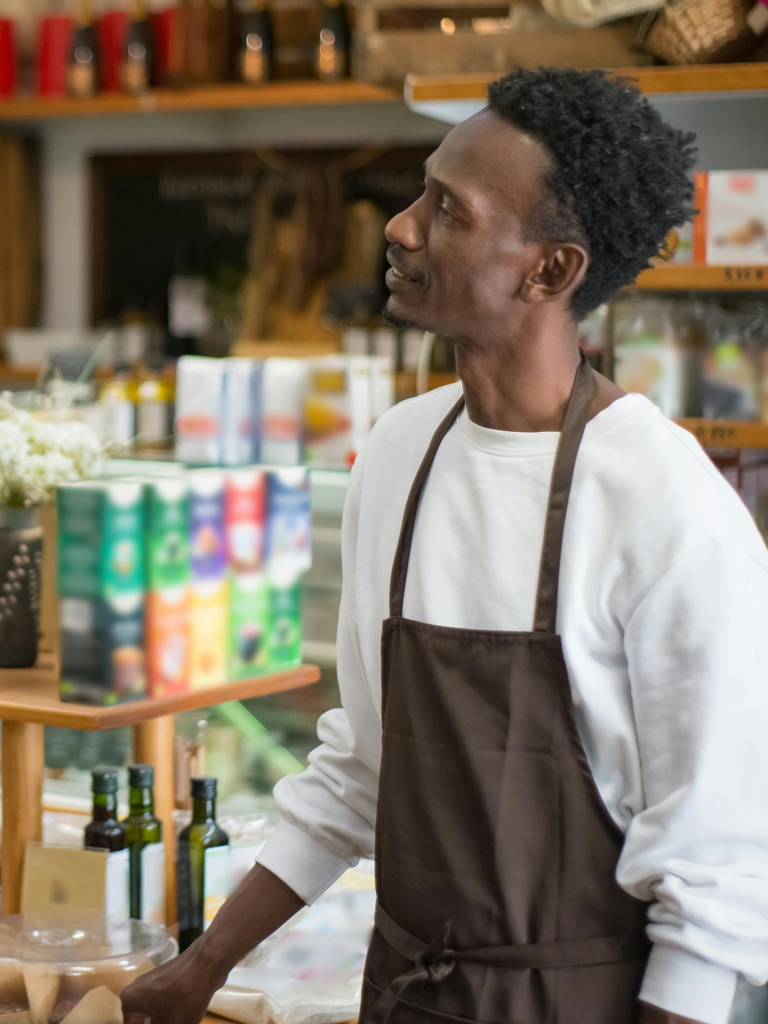 Un empleado de una tienda conversando con una persona invisible | Fuente: Pexels