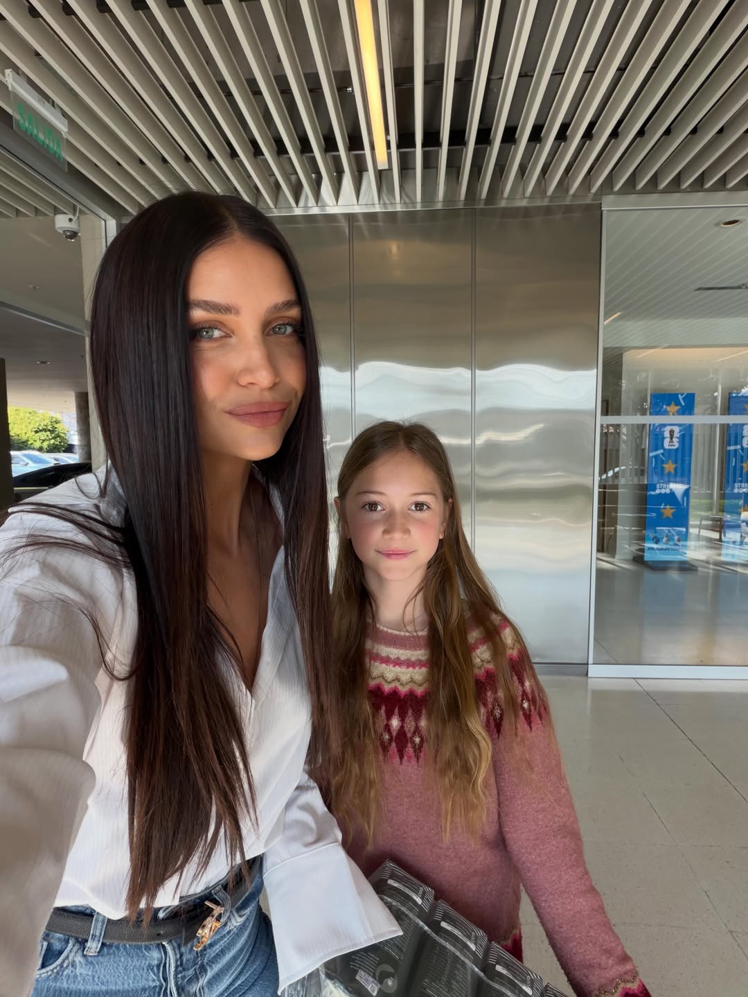 Zaira Nara junto a su hija Malaika en los estudios del canal Telefe | Fuente: Instagram/zaira.nara
