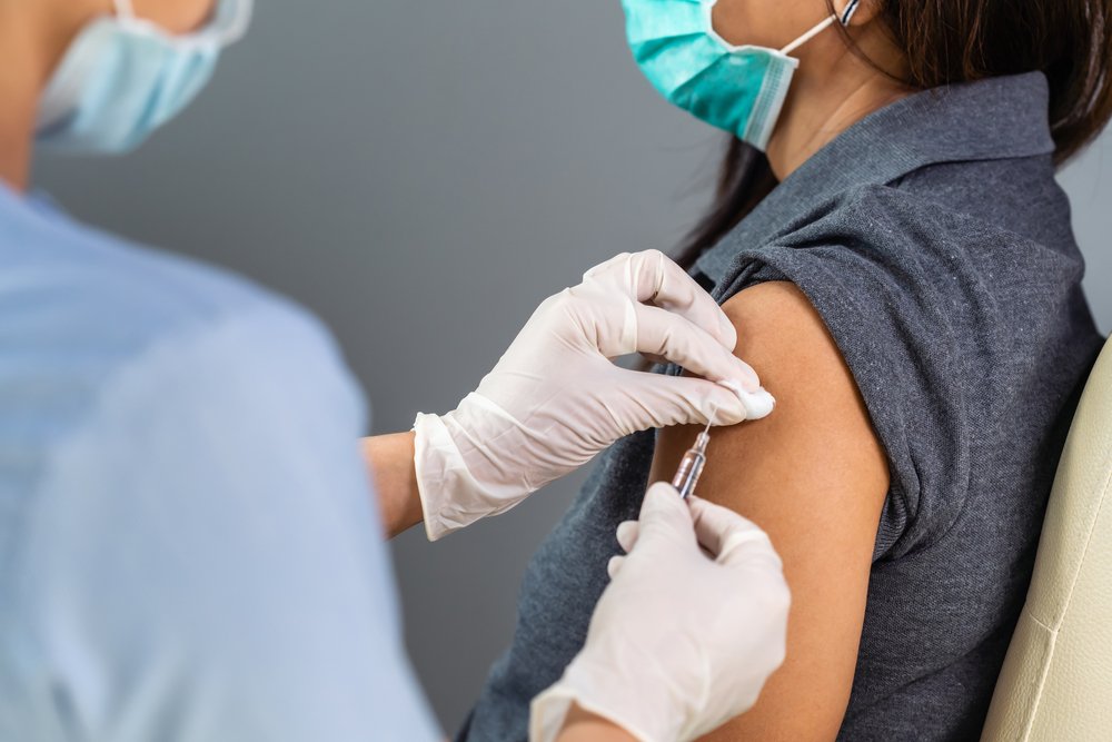 Profesional médico inyectando a un paciente. | Foto: Shutterstock