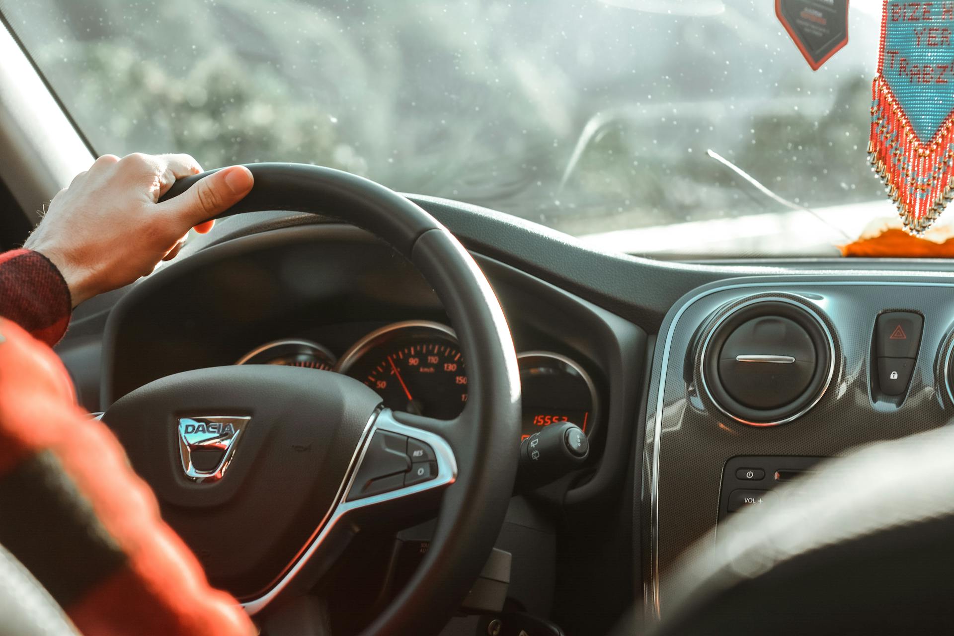 Un hombre sujetando un volante | Fuente: Pexels