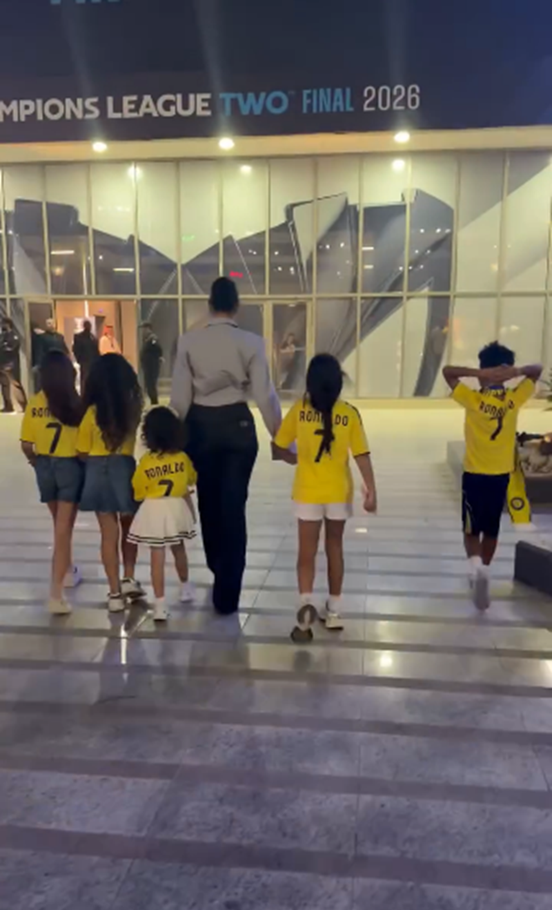 Georgina Rodríguez caminando junto a sus hijos hacia el estadio para apoyar a Cristiano Ronaldo en su partido | Fuente: Instagram/georginagio