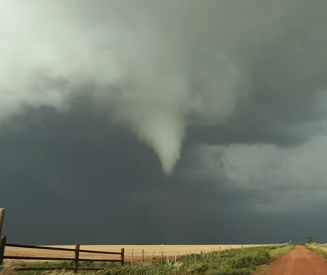 Imagen de un tornado formándose en un clip del 19 de julio de 2024 | Fuente: YouTube/HIGH RISK Chris