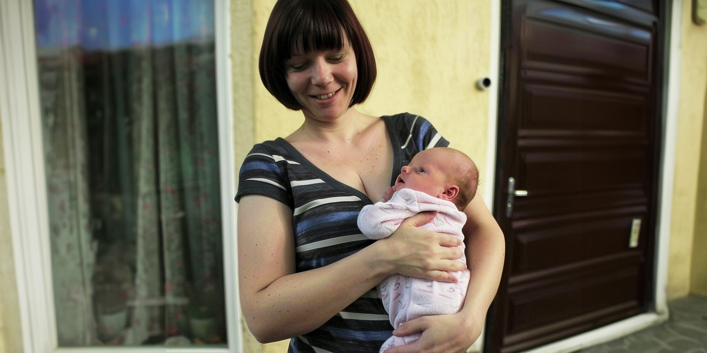 Una mujer con un bebé en brazos | Fuente: AmoMama