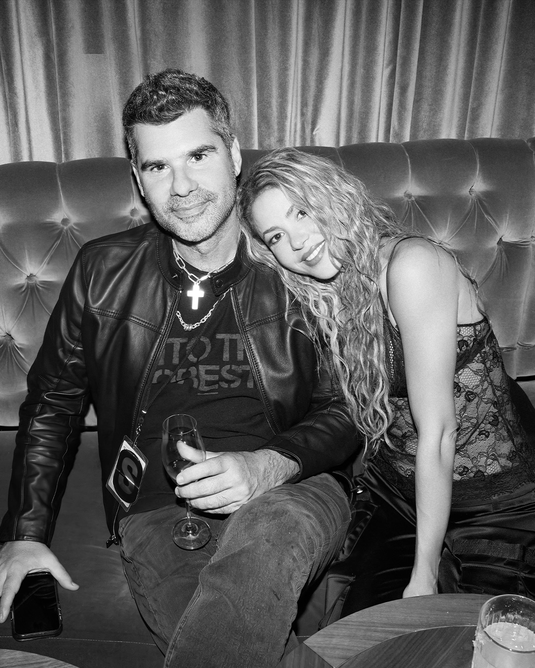 Shakira junto a Antonio de la Rúa desde los camerinos tras el concierto de cierre de la etapa europea de su gira internacional en Madrid | Fuente: Instagram/shakira
