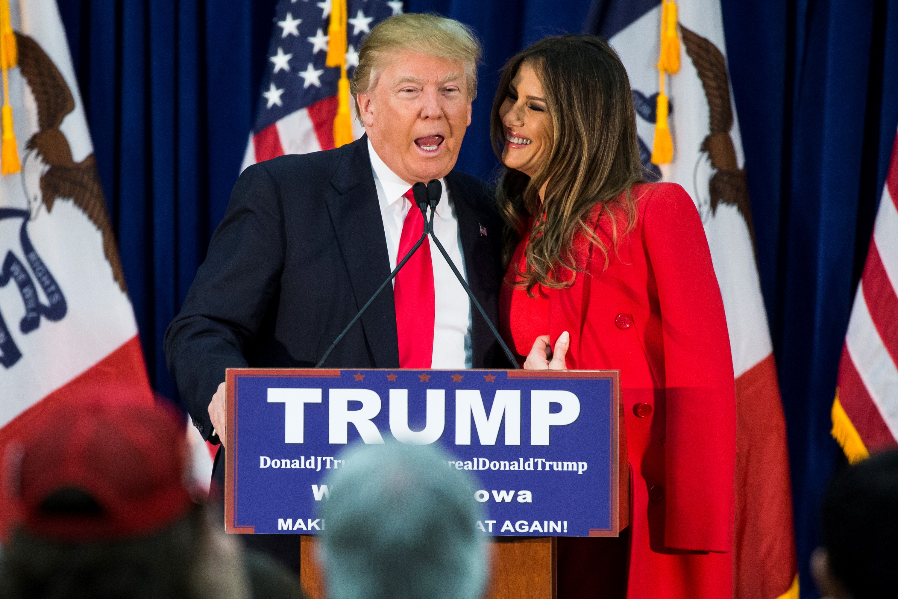 Donald y Melania Trump durante un mitin de campaña en Waterloo, Iowa, el 1 de febrero de 2016. | Fuente: Getty Images