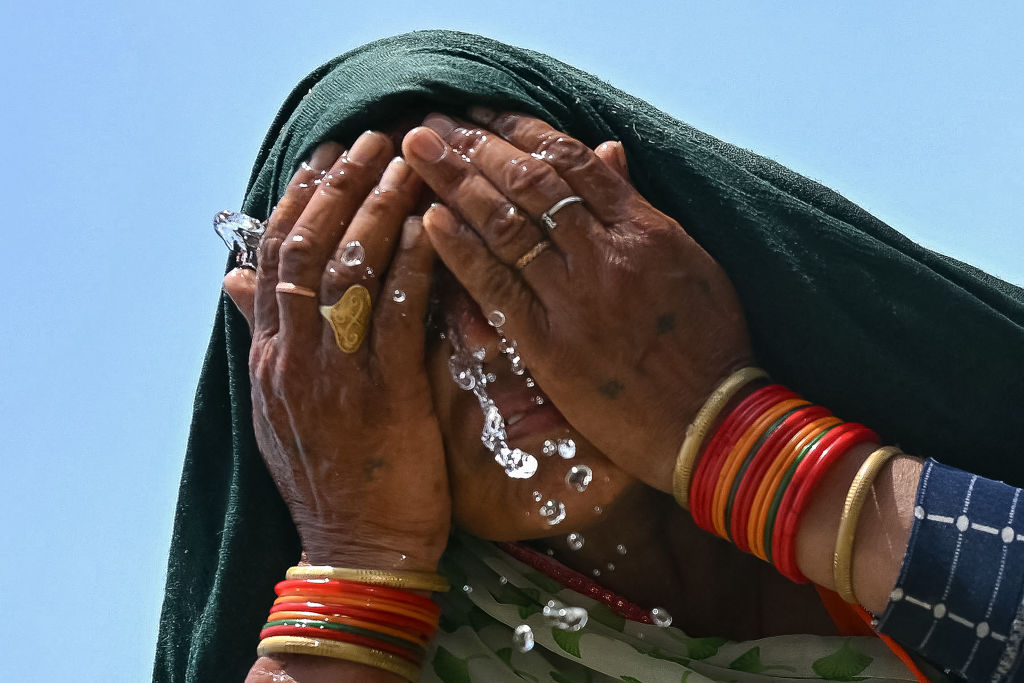 Mujer se lava el rostro con agua. | Foto: Getty Images
