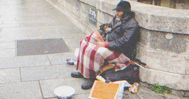 Un indigente solo en la calle | Foto: Shutterstock