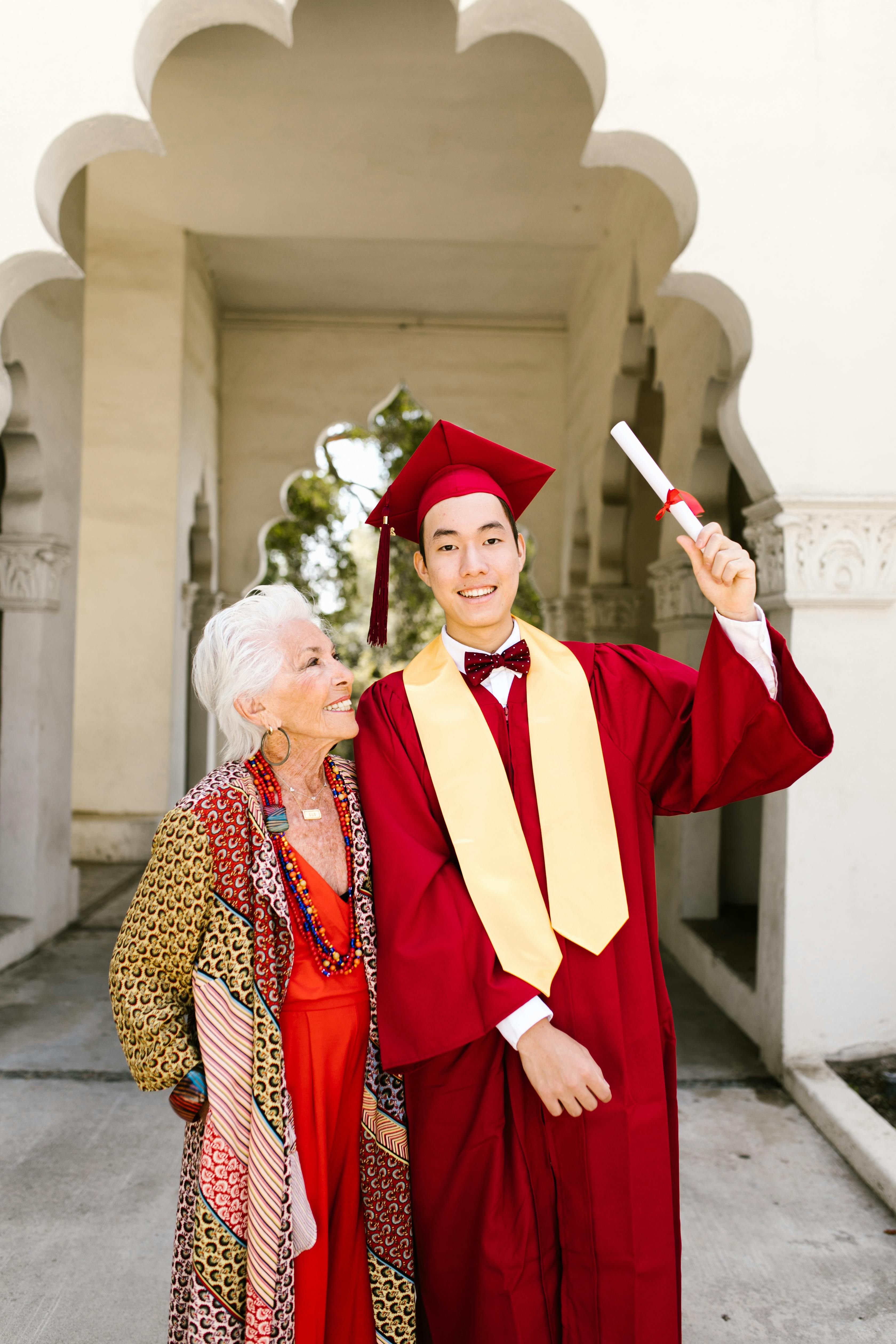 Hombre graduándose con su madre a su lado | Fuente: Pexels