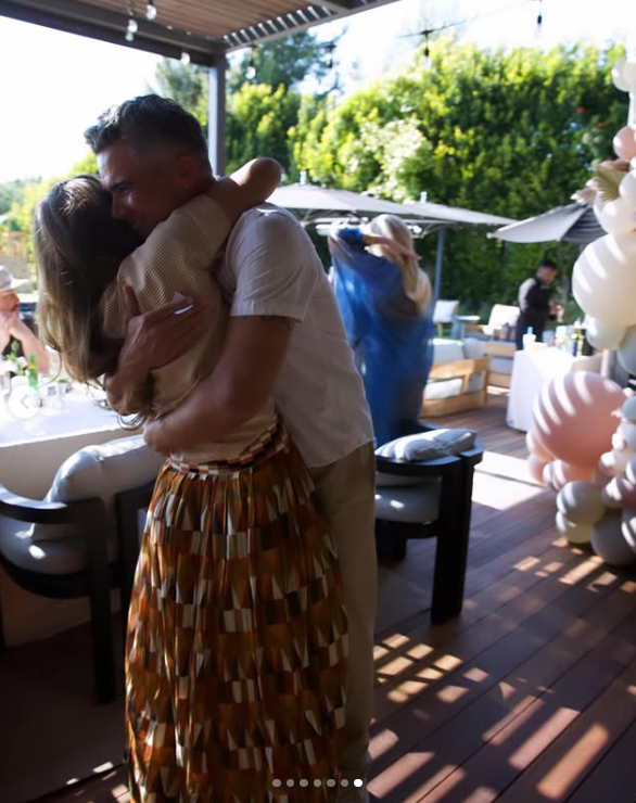 Jessica Alba y Cash Warren comparten un abrazo, según una publicación del 19 de mayo de 2024 | Fuente: Instagram.com/jessicaalba