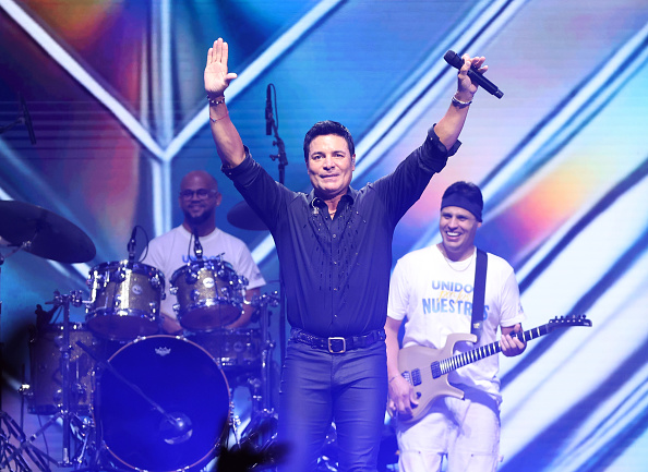Chayanne se presenta en el escenario durante el concierto benéfico "Unidos por los Nuestros", en el Kaseya Center, el 16 de agosto de 2026 en Miami, Florida | Fuente: Getty Images