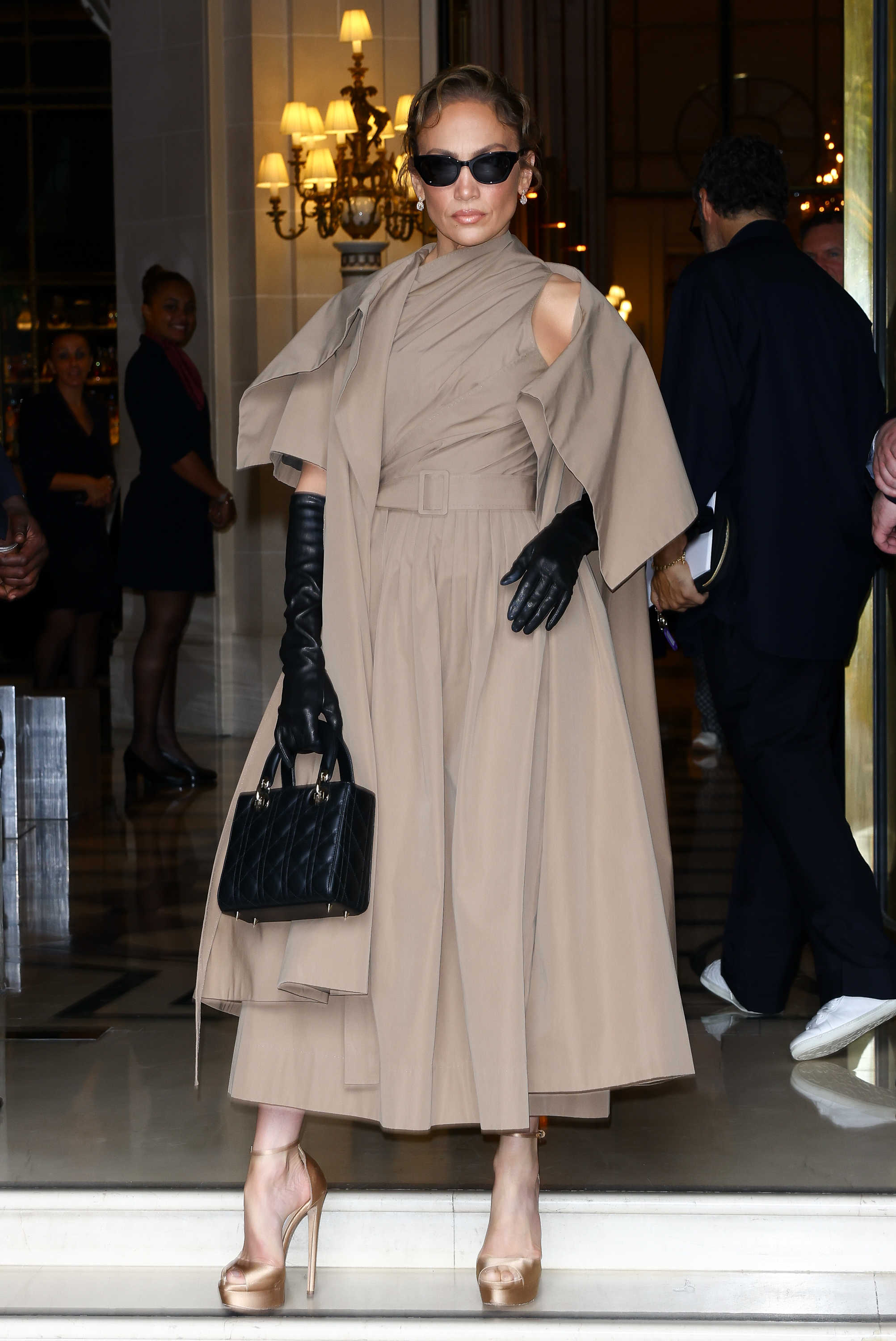 Jennifer Lopez aparece seria pero serena mientras asiste al desfile de Alta Costura Otoño/Invierno 2024 de Christian Dior durante la Semana de la Moda de París el 24 de junio de 2024 | Fuente: Getty Images