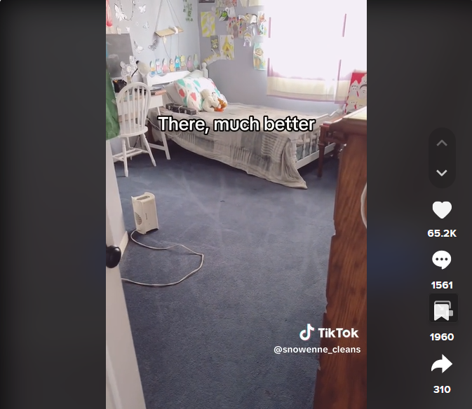 Snowenne muestra la habitación de su hija adolescente después de limpiarla. | Foto: tiktok.com/@snowenne_cleans