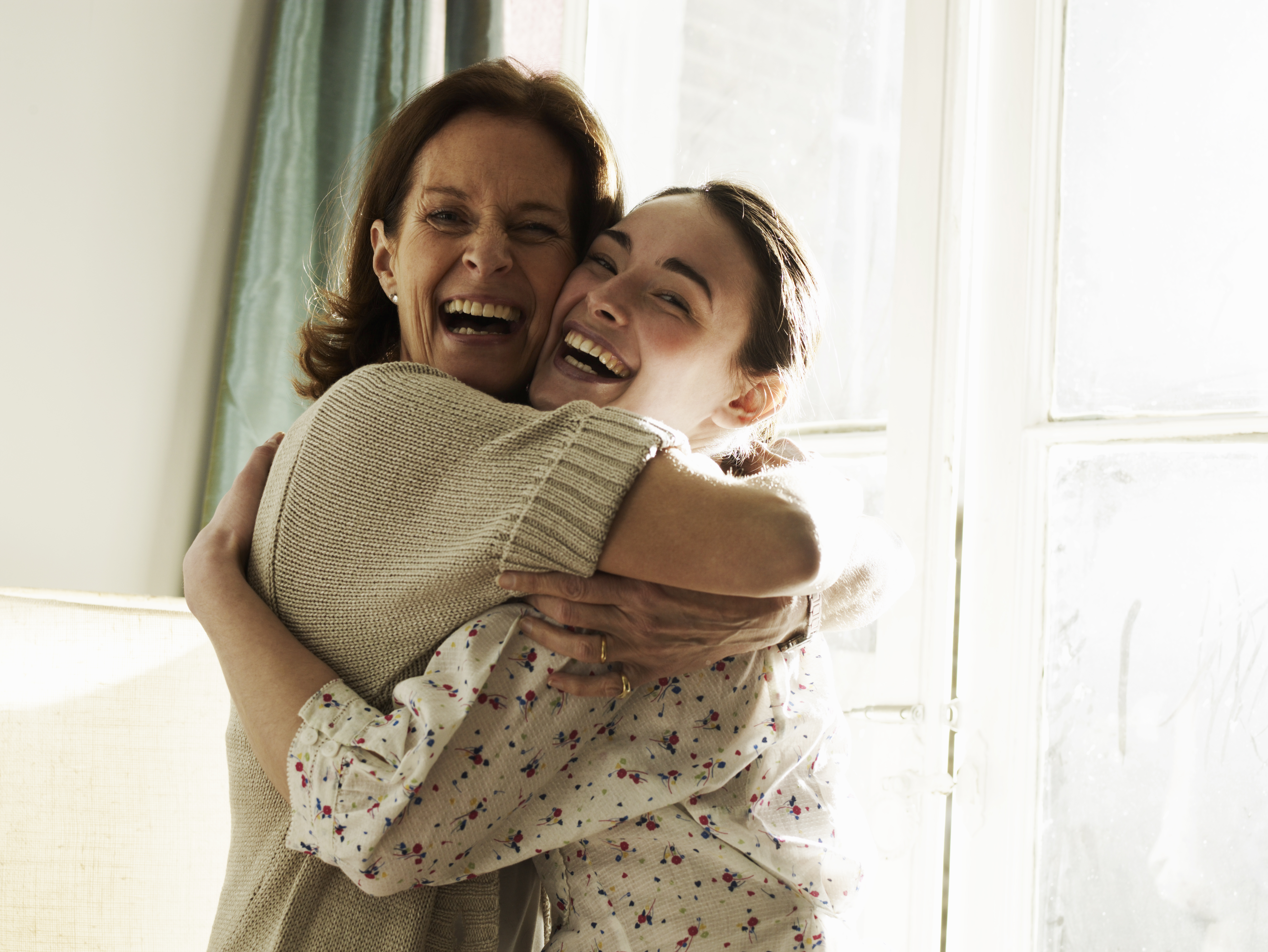 Una madre y su hija abrazándose | Foto: Getty Images