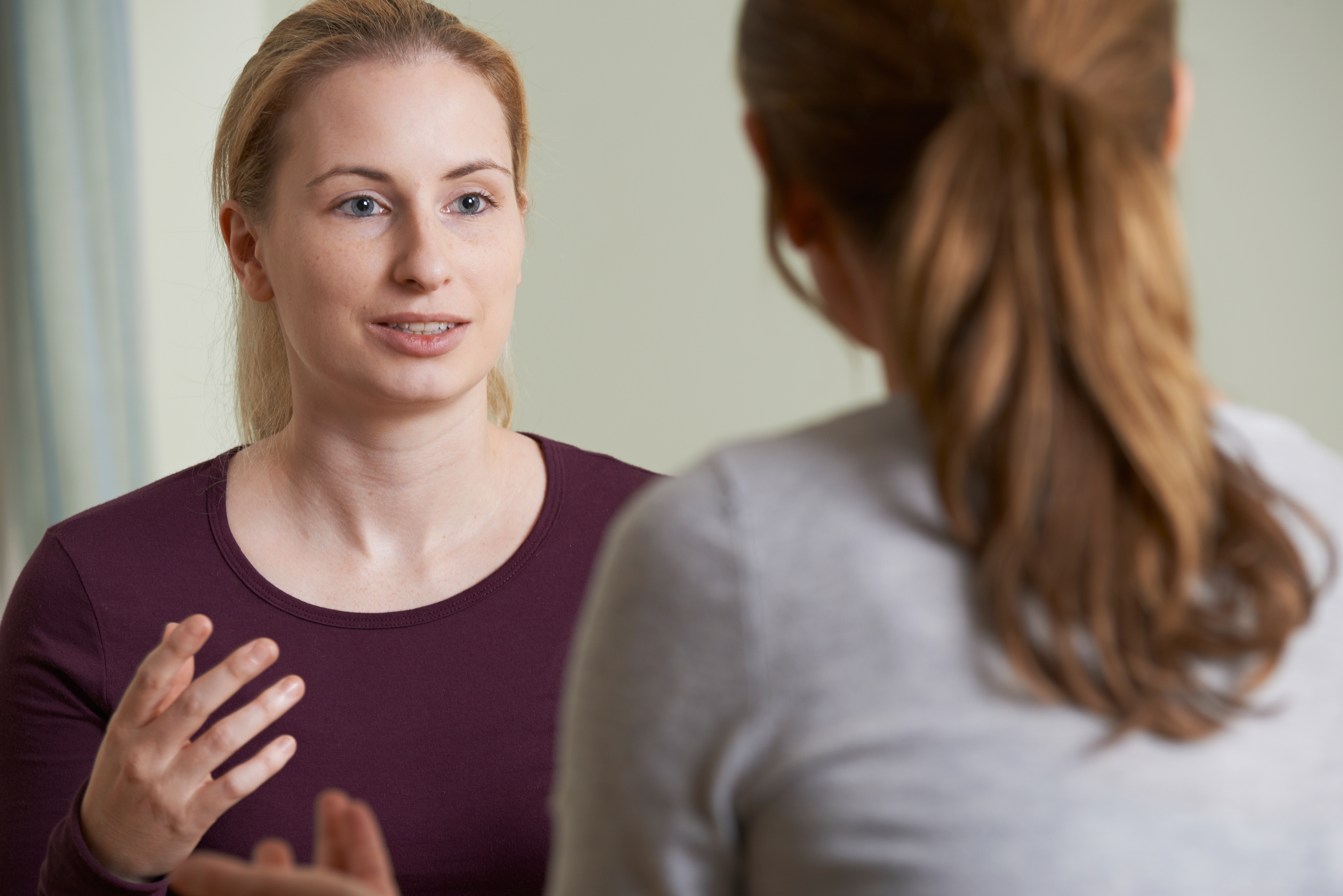 Dos mujeres hablando. | Foto: Shutterstock