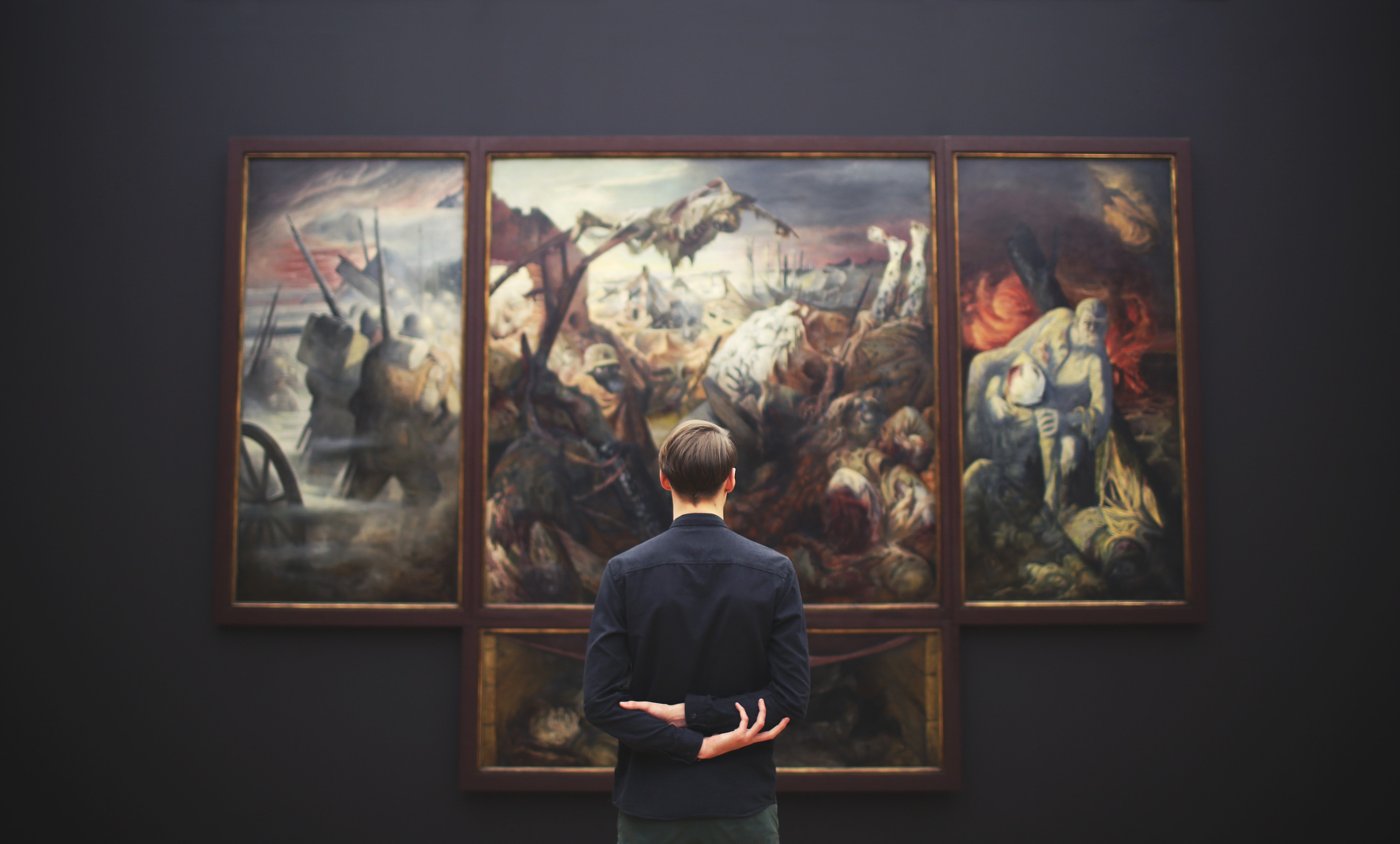 Hombre apreciando obras de arte. | Foto: Pexels