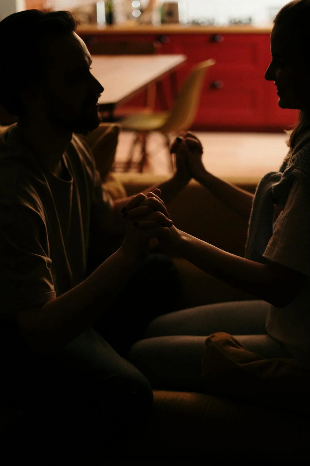 Una pareja tomada de las manos en la oscuridad | Fuente: Pexels