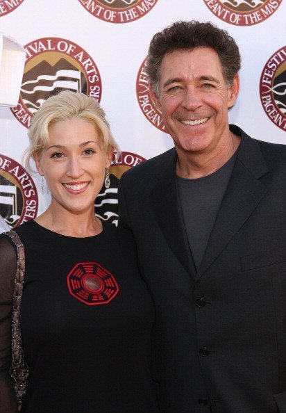 Elizabeth Kennedy y Barry Williams durante el octavo concurso anual de la gala de Masters Benefit. | Foto: Getty Images