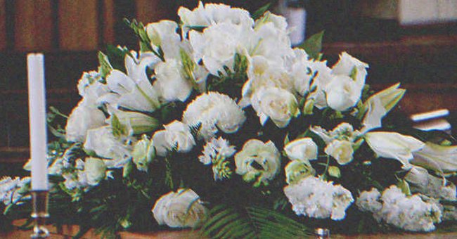 Flores en un funeral | Foto: Shutterstock
