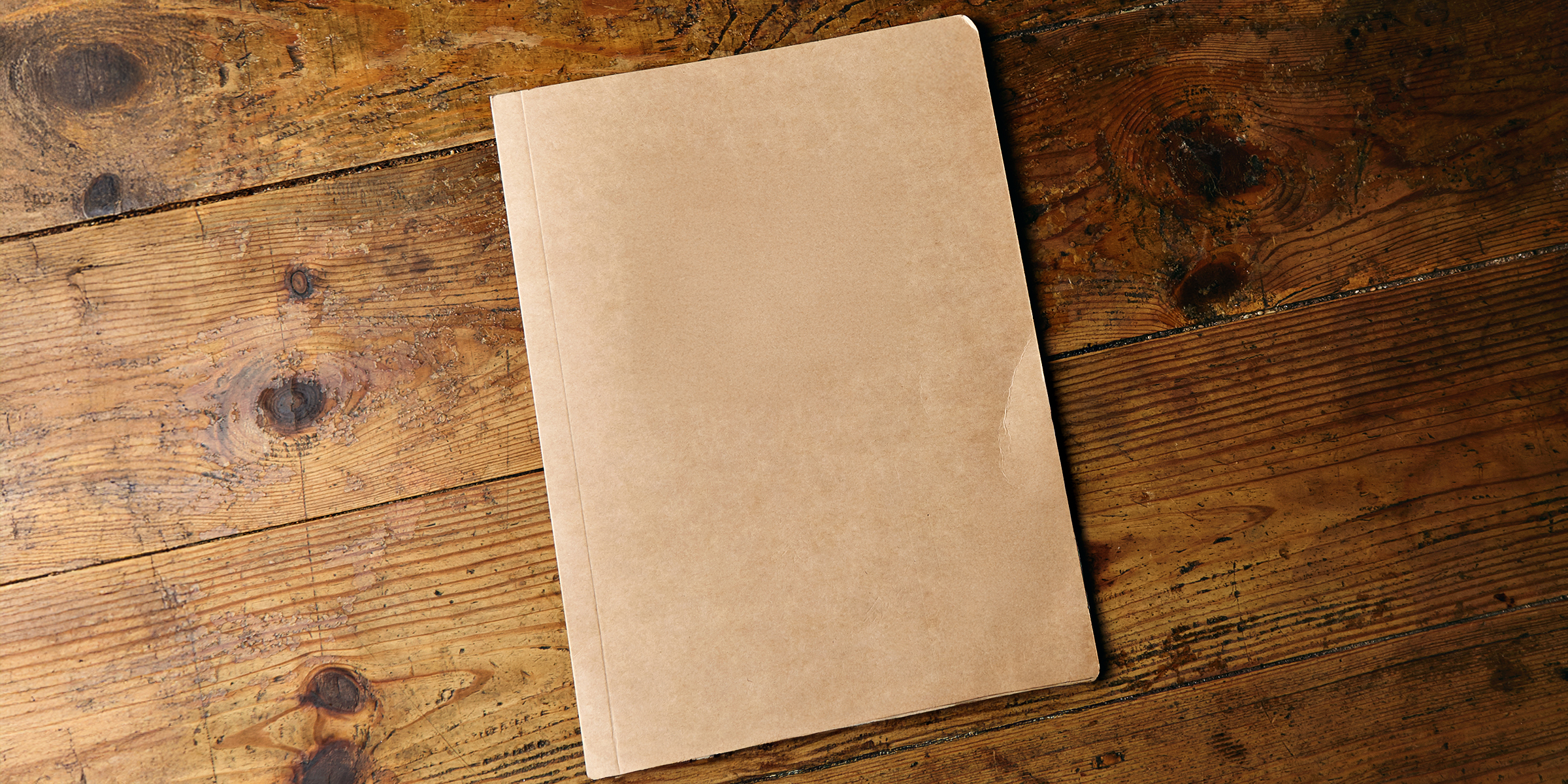 Un libro en blanco sobre una mesa | Fuente: Shutterstock