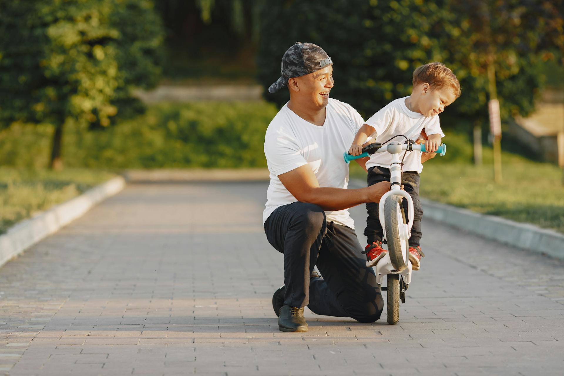 Un hombre enseña a un niño a montar en bicicleta | Fuente: Pexels