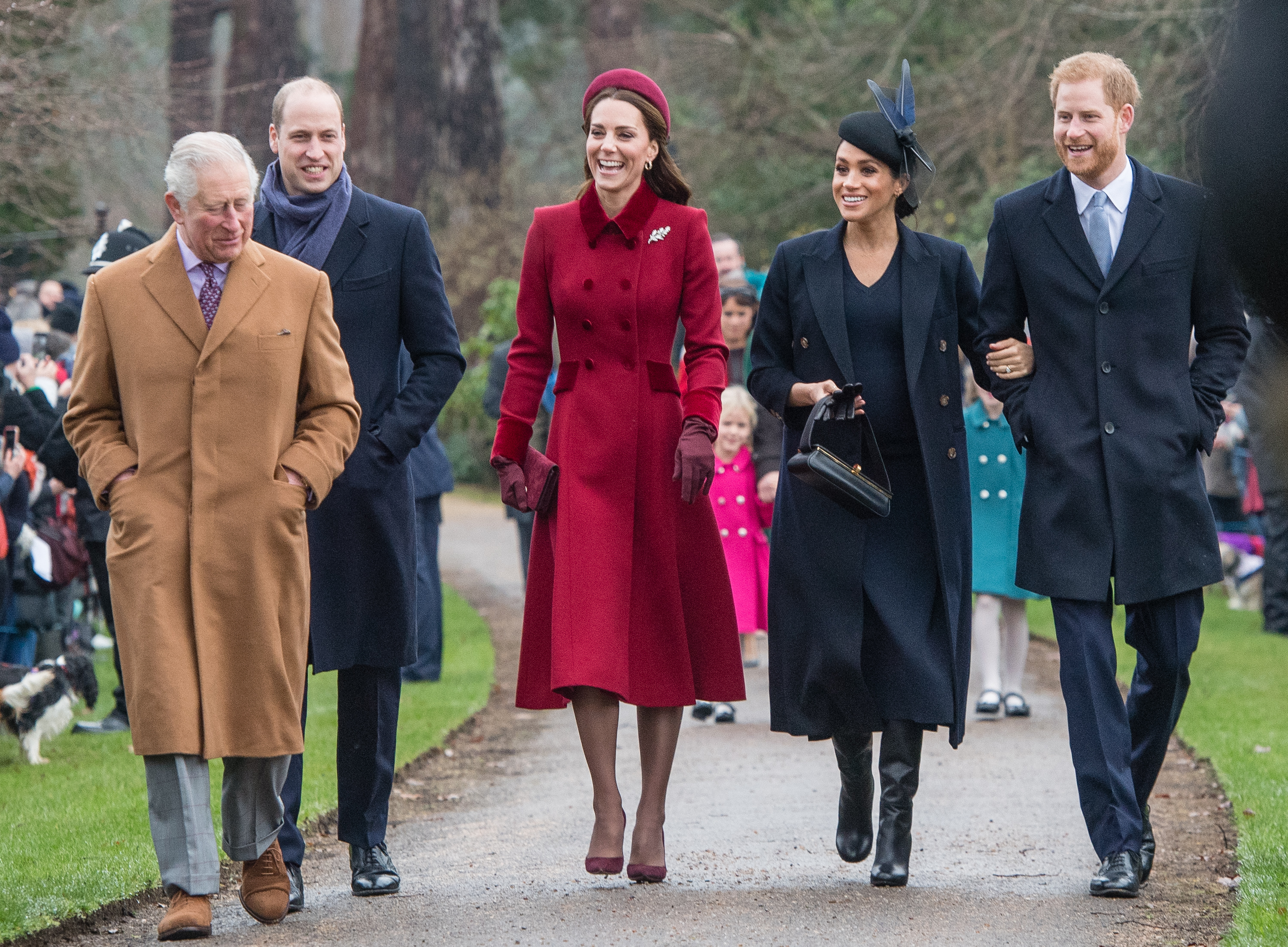 El príncipe Charles, príncipe William, duquesa Kate, duquesa Meghan, y el príncipe Harry, en el servicio religioso del Día de Navidad en la Iglesia St. Mary Magdalene en la finca de Sandringham, el 25 de diciembre de 2018, en King's Lynn, Inglaterra. | Foto: Getty Images