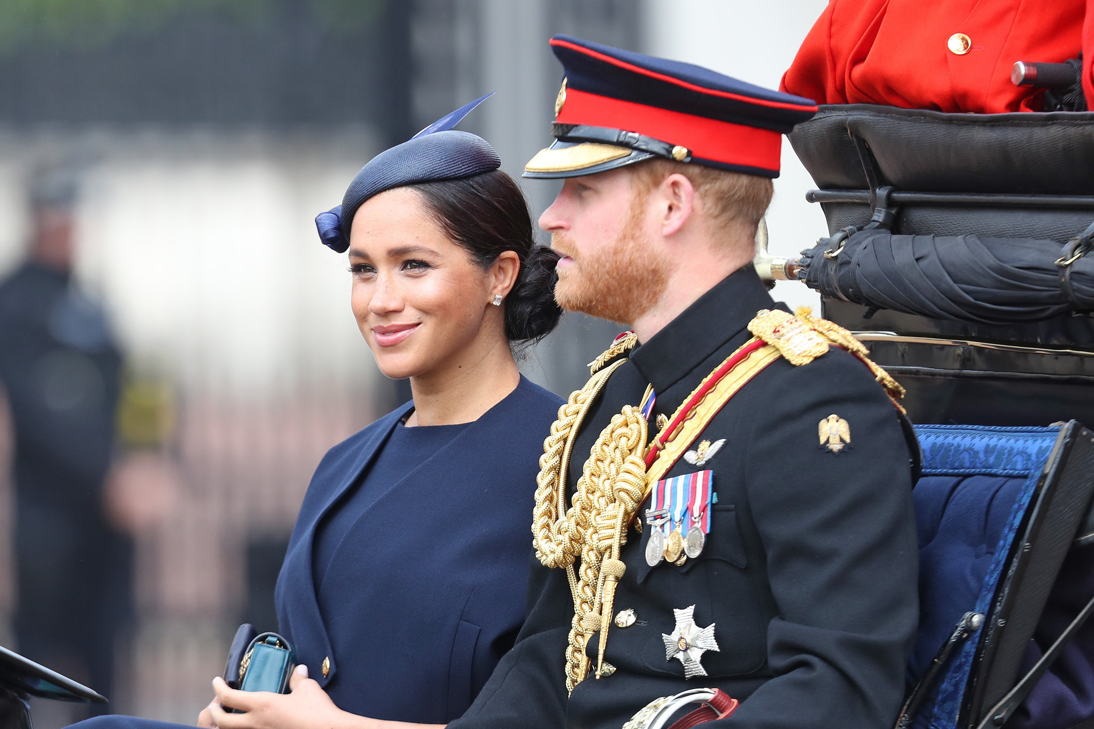 Meghan Markle y el Príncipe Harry llegan al Palacio de Buckingham para el evento Trooping the Colour de junio de 2019 en Londres, Inglaterra. | Foto: Getty Images