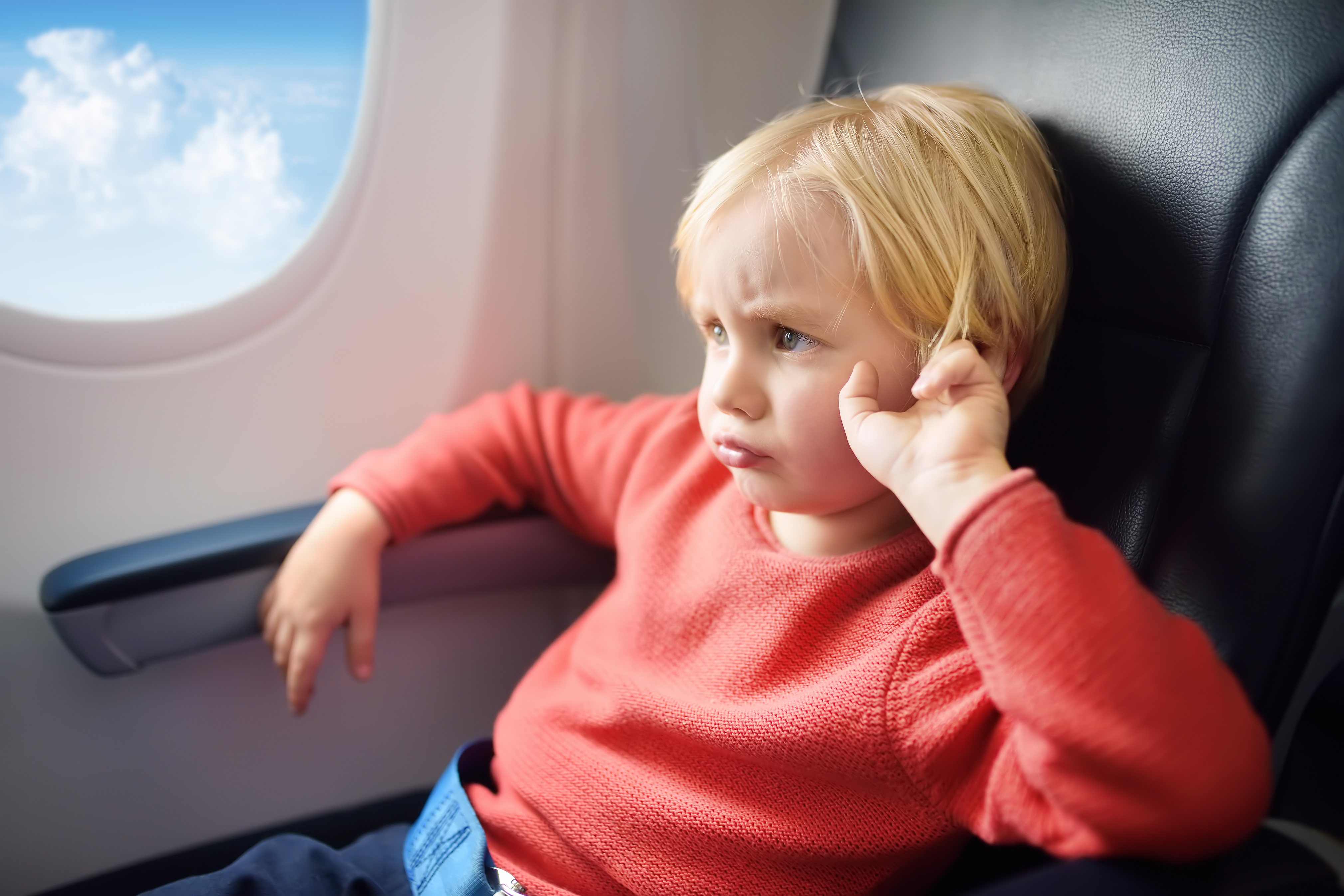 Un niño alterado en un avión | Fuente: Shutterstock