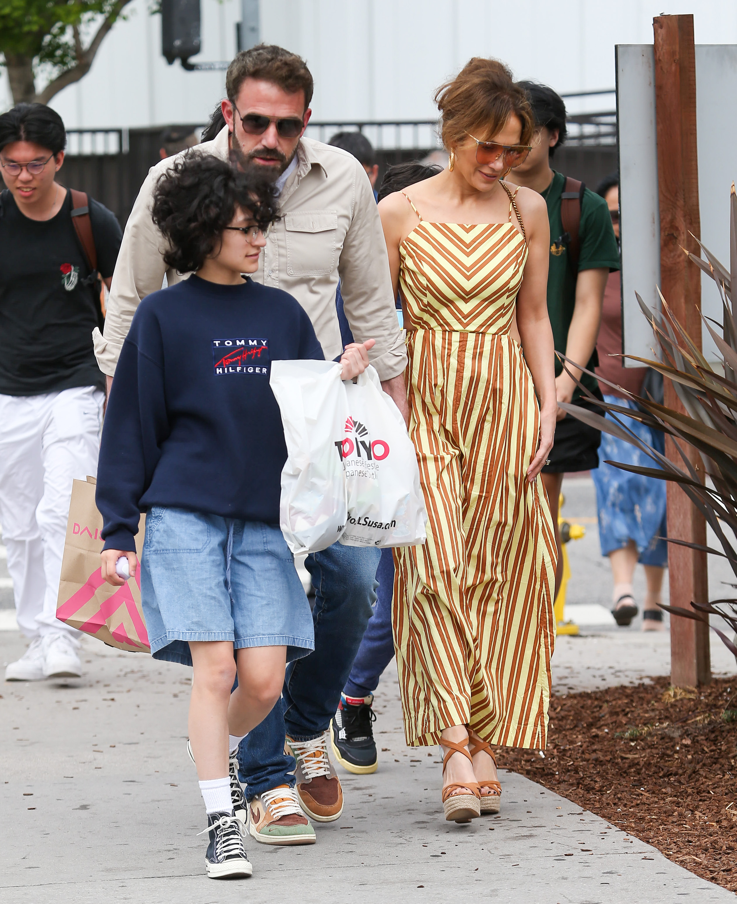 Emme Maribel Muñiz, Ben Affleck y Jennifer Lopez vistos de paseo en Los Ángeles, California, el 20 de mayo de 2023 | Fuente: Getty Images