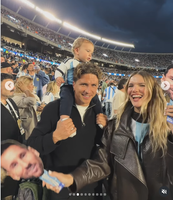 Una alegre postal grupal capturó a Eva Bargiela a pura carcajada junto a su esposo y a su hijo Faustino sentado sobre sus hombros, rodeados de miles de fanáticos albicelestes. En primer plano, la modelo alzó sonriente la careta con el rostro de Lionel Messi para coronar el inolvidable momento vivido en familia. | Fuente: Instagram/evabargiela