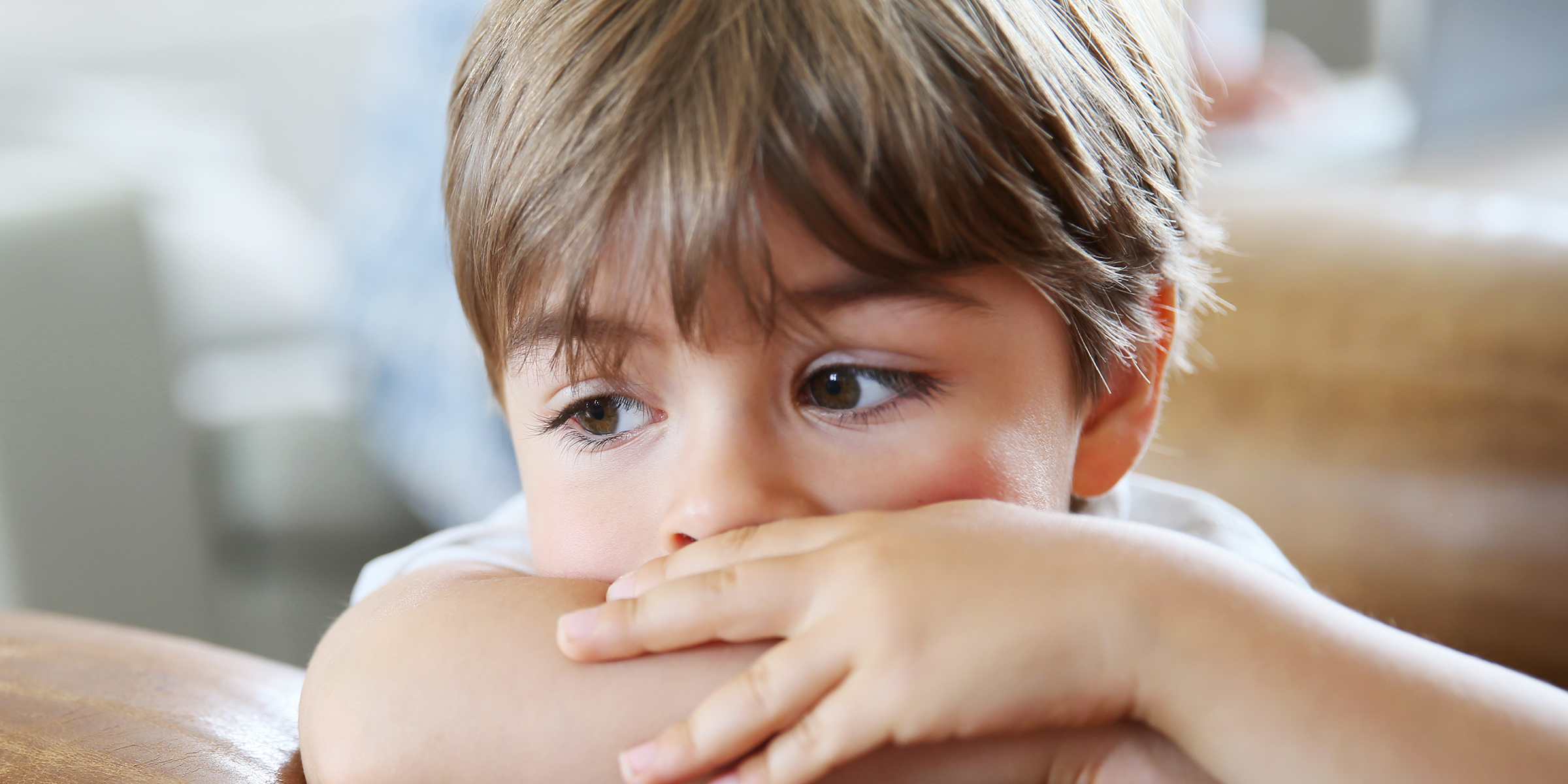 Niño con los brazos cruzados | Fuente: Shutterstock