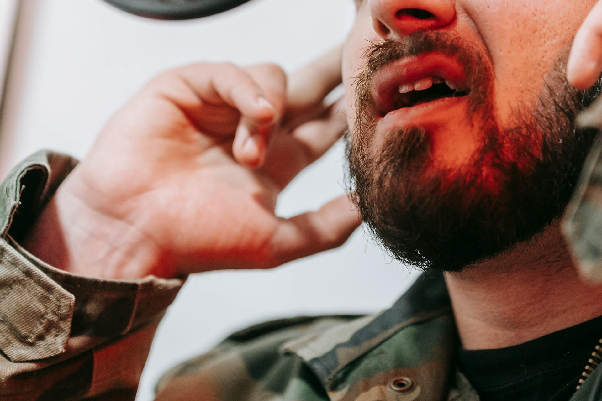 Un hombre hablando por teléfono | Fuente: Pexels