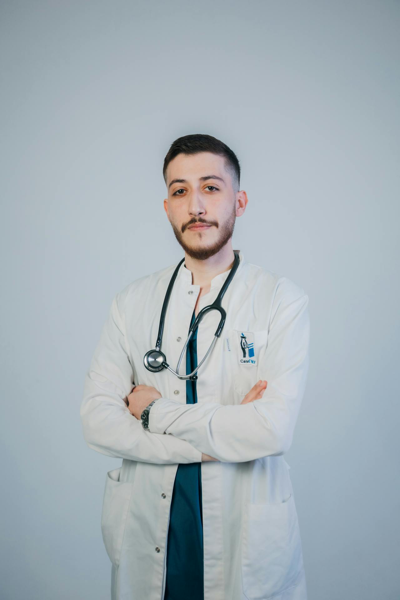 Un médico con aspecto serio | Fuente: Pexels
